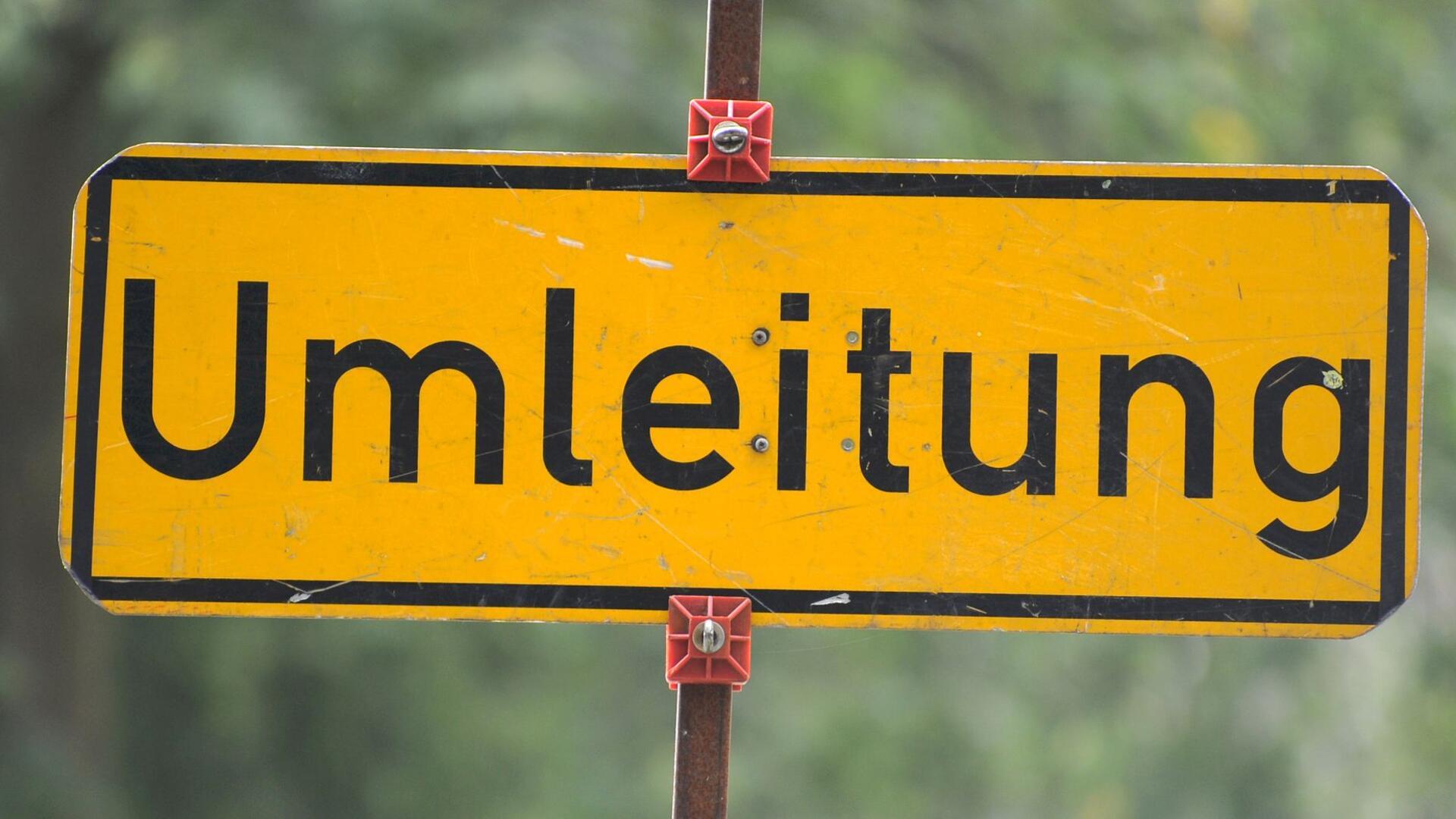 Schild mit der Aufschrift "Umleitung"