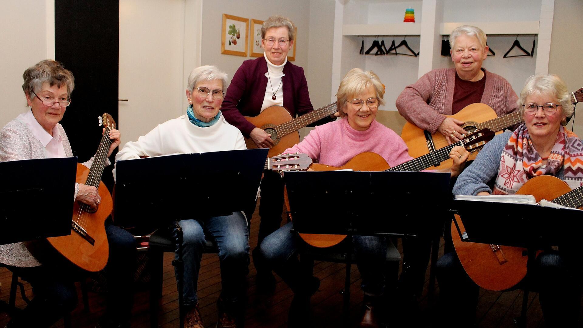 Weihnachtliche Klänge von der Gitarrengruppe der Selsinger Landfrauen: Margret Kraenke, Irma Pape, Marianne Hastedt, Marlies Wagenlöhner, Margret Müller und Inge Martens (von links).