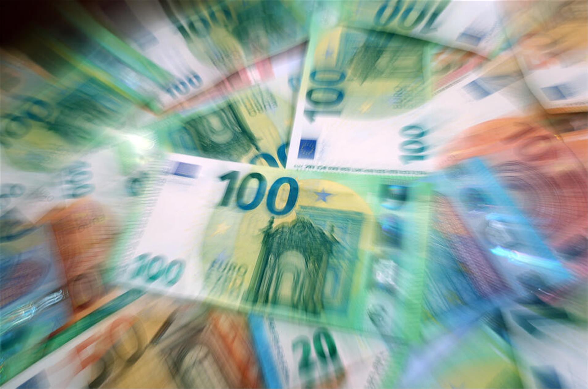 Verschiedene Euro-Banknoten liegen auf einem Tisch