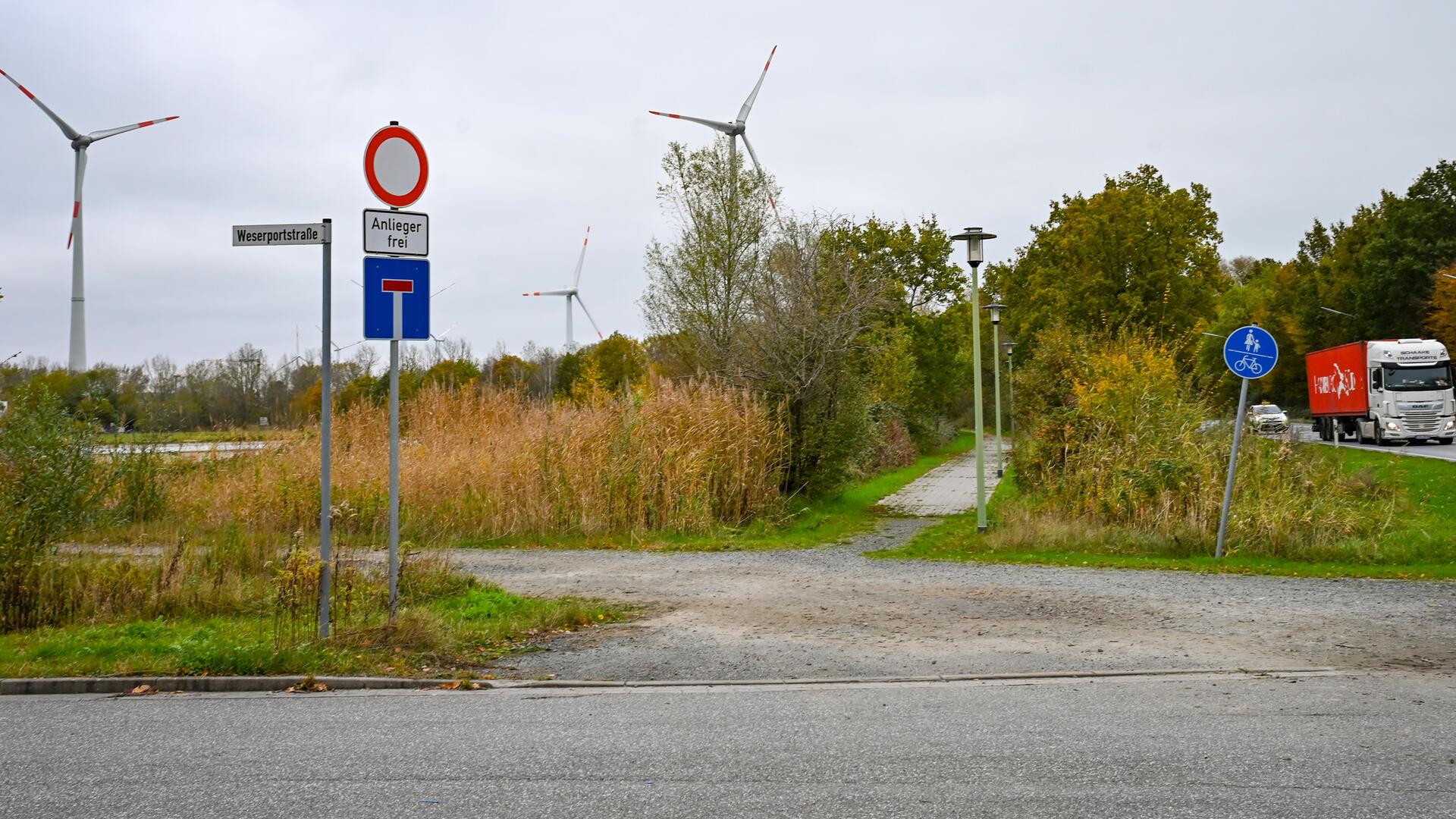 Straßeneinfahrt mit Straßenschildern