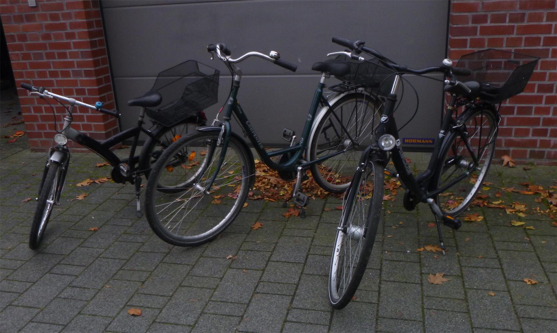 Drei Fahrräder, sichergestellt von der Polizei.