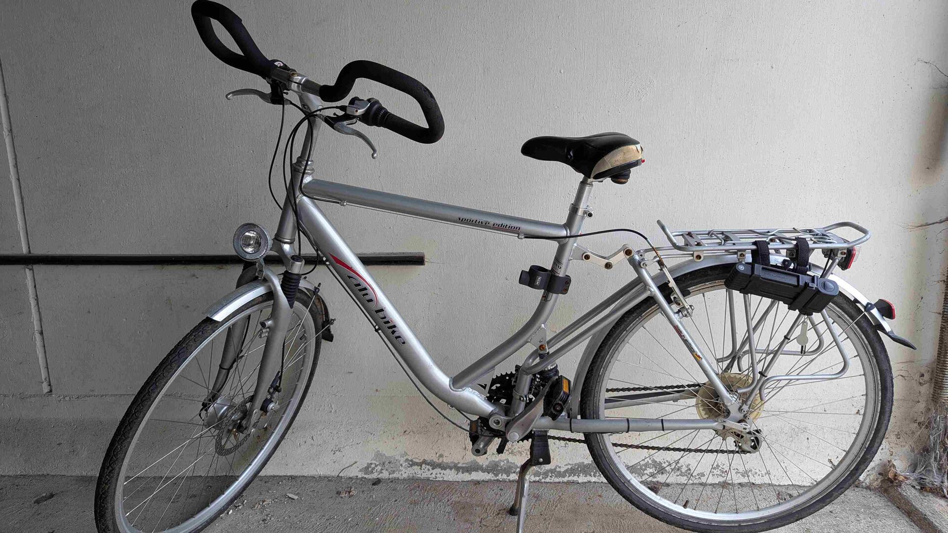 Wem gehört dieses Fahrrad? Die Polizei hat es bei Ermittlungen zu einer anderen Straftat sichergestellt.