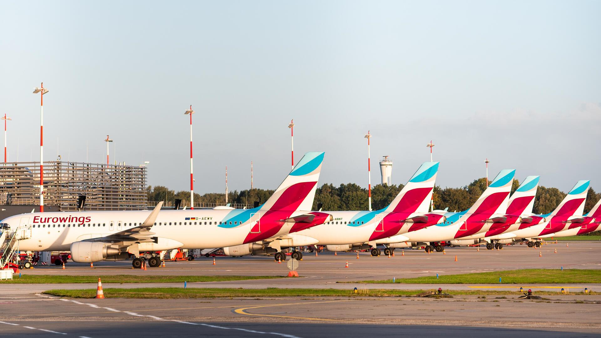 Weniger Ziele, aber mehr Urlaubsflüge: Eurowings verändert den Sommerflugplan ab Hamburg. Neue Direktflüge und steigende Standortkosten stehen im Fokus.