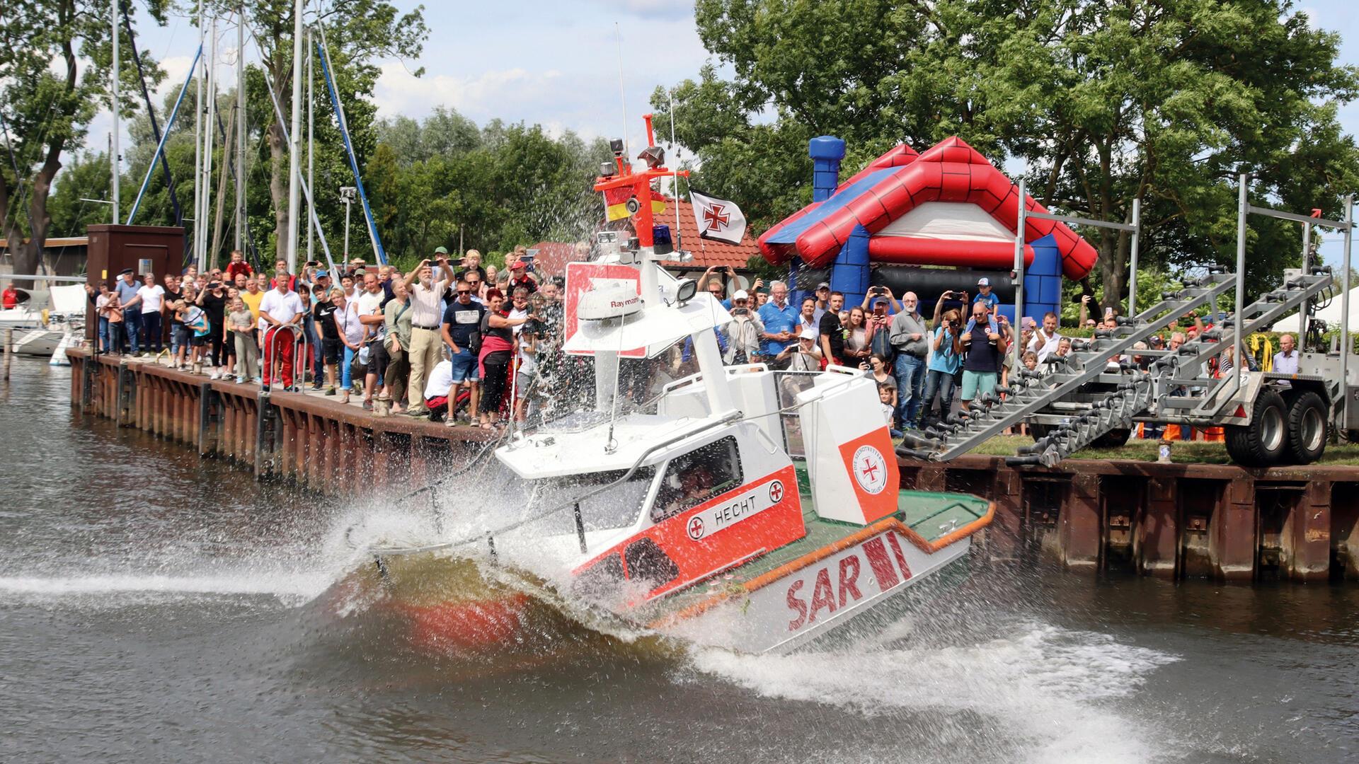 Wenn ein Tochterboot zu Wasser gelassen wird, können Zuschauer schon mal nass werden.