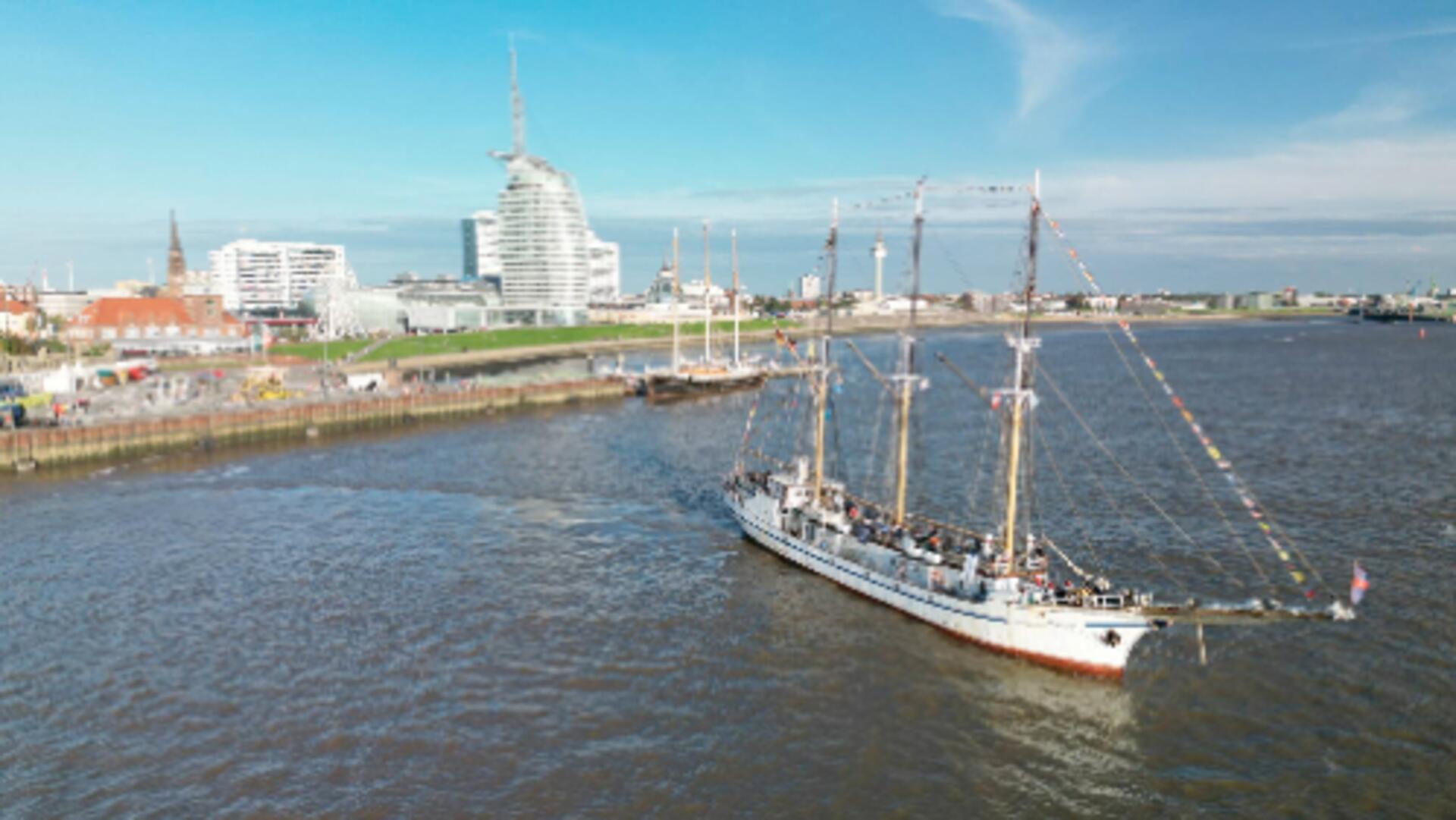 Wenn im August 2025 die Sail in Bremerhaven stattfindet, gibt es wieder Gelegenheit, das Spektakel auf einem Segelschiff von der Weser aus zu erleben.