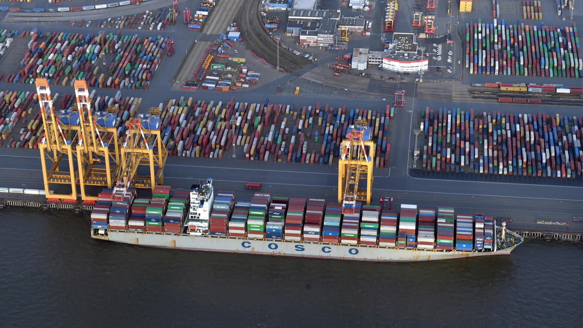 Schiff liegt am Containerterminal.