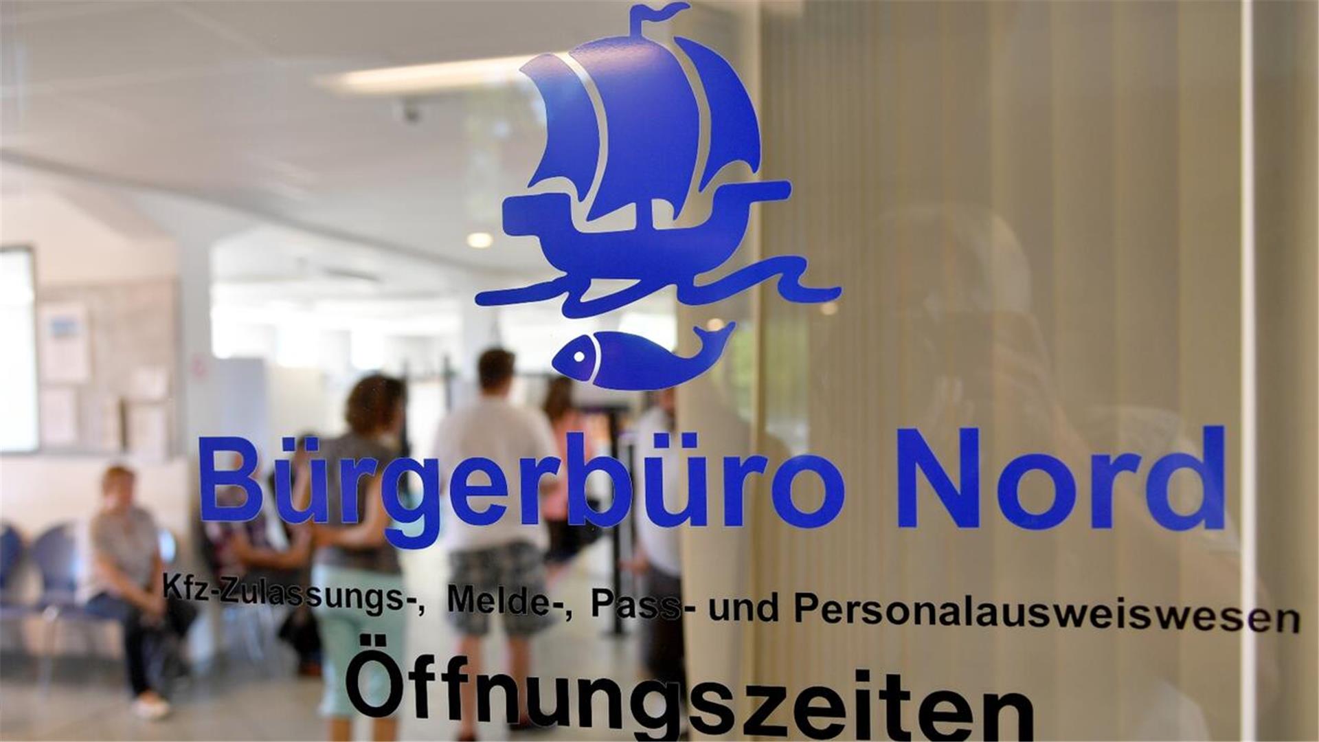 Eingang Bürgerbüro mit Warteschlange