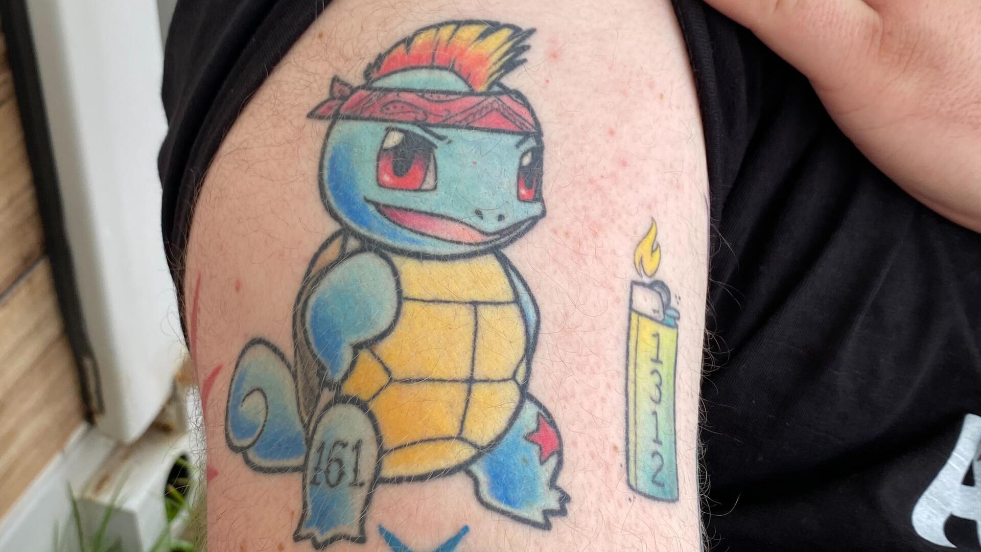 Wer mag sie nicht, die kleinen bunten Taschenmonster? Hier zu sehen: Shiggy. Allerdings mit schicker Frise und einem Tattoo. "Nach der Geburt bildet sich auf Schiggys Rücken ein Panzer. Es attackiert mit Sprühschaum." - so steht es im Pokédex-Eintrag der Roten und Blauen Generation.