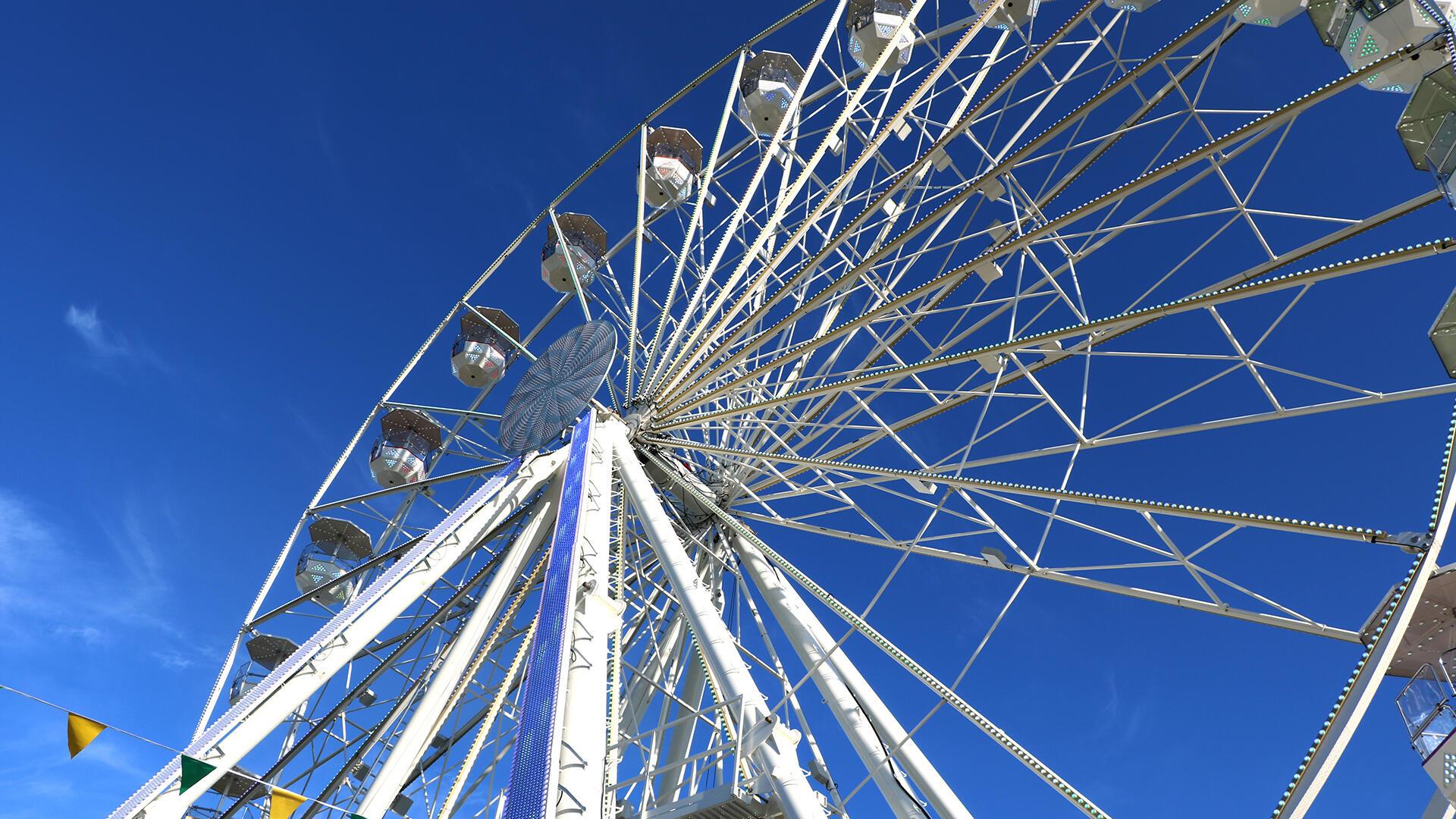 Wer sich das Festgelände von oben ansehen oder einen großartigen Ausblick auf unsere Stadt erleben möchte, ist im Riesenrad „Lounge 360°“ mit 38 Metern Höhe an der richtigen Adresse.