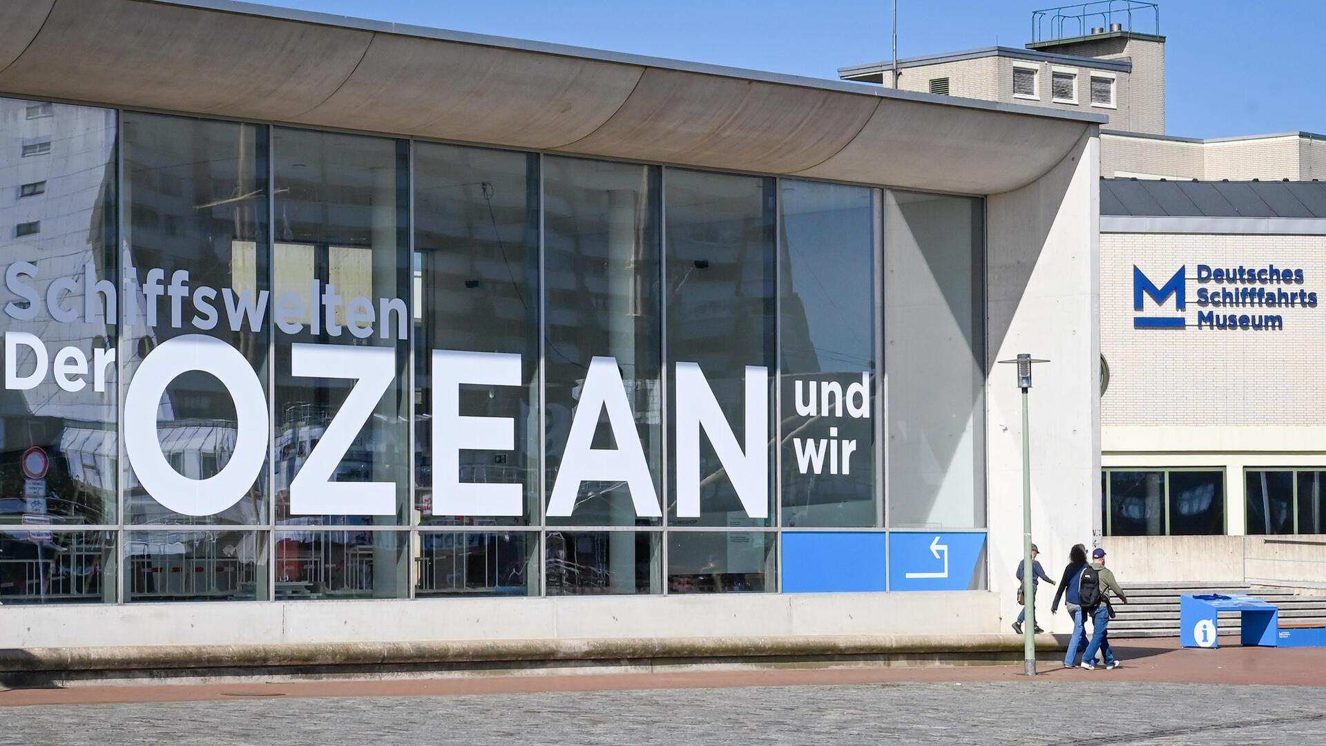 Werbung am Deutschen Schifffahrtsmuseum für die Ausstellung "Der Ozean und wir".