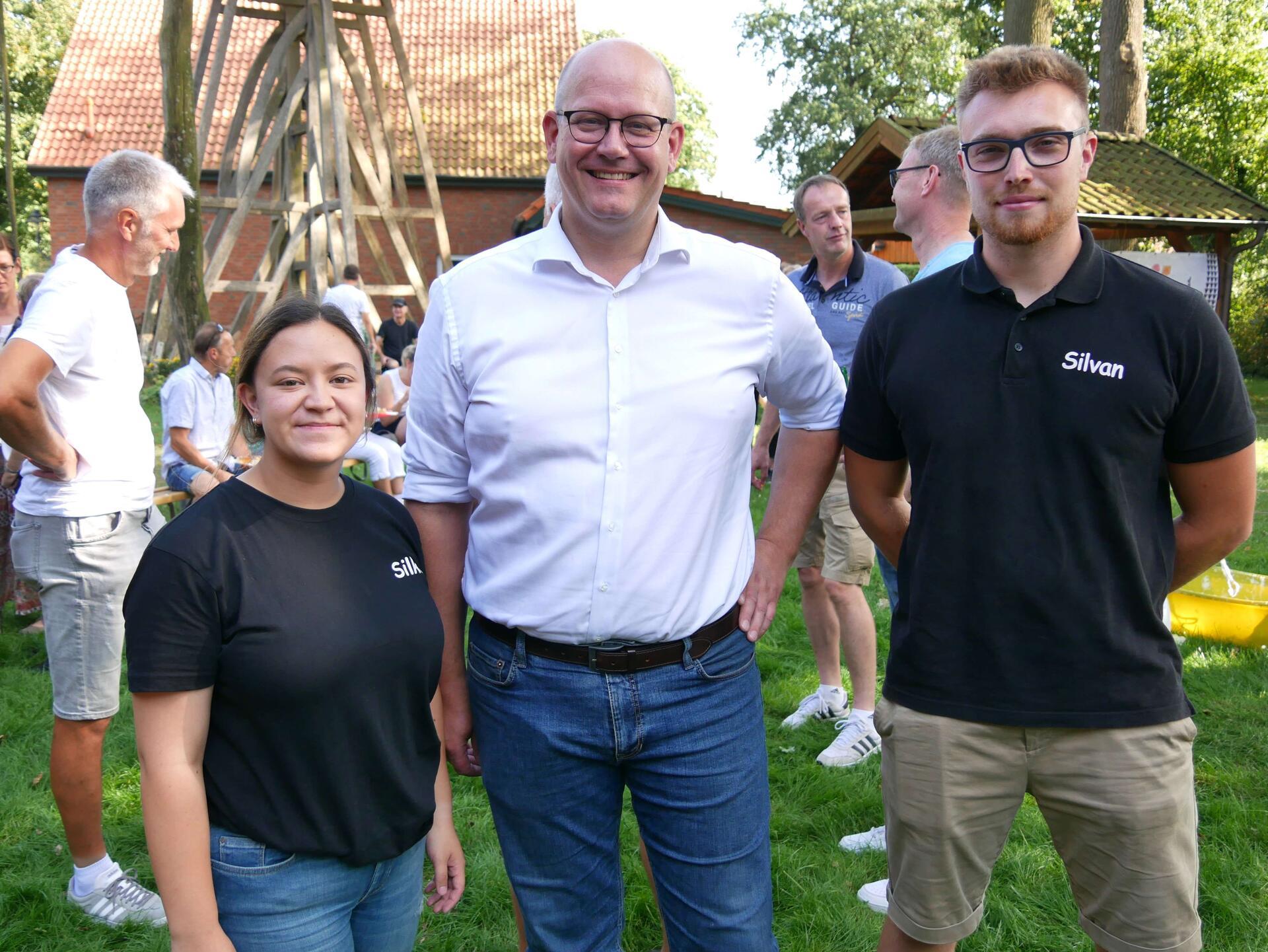  Dr.Marco Mohrmann mit Silke Vehring und Silvan Meyer von der Landjugend Breddorf. 