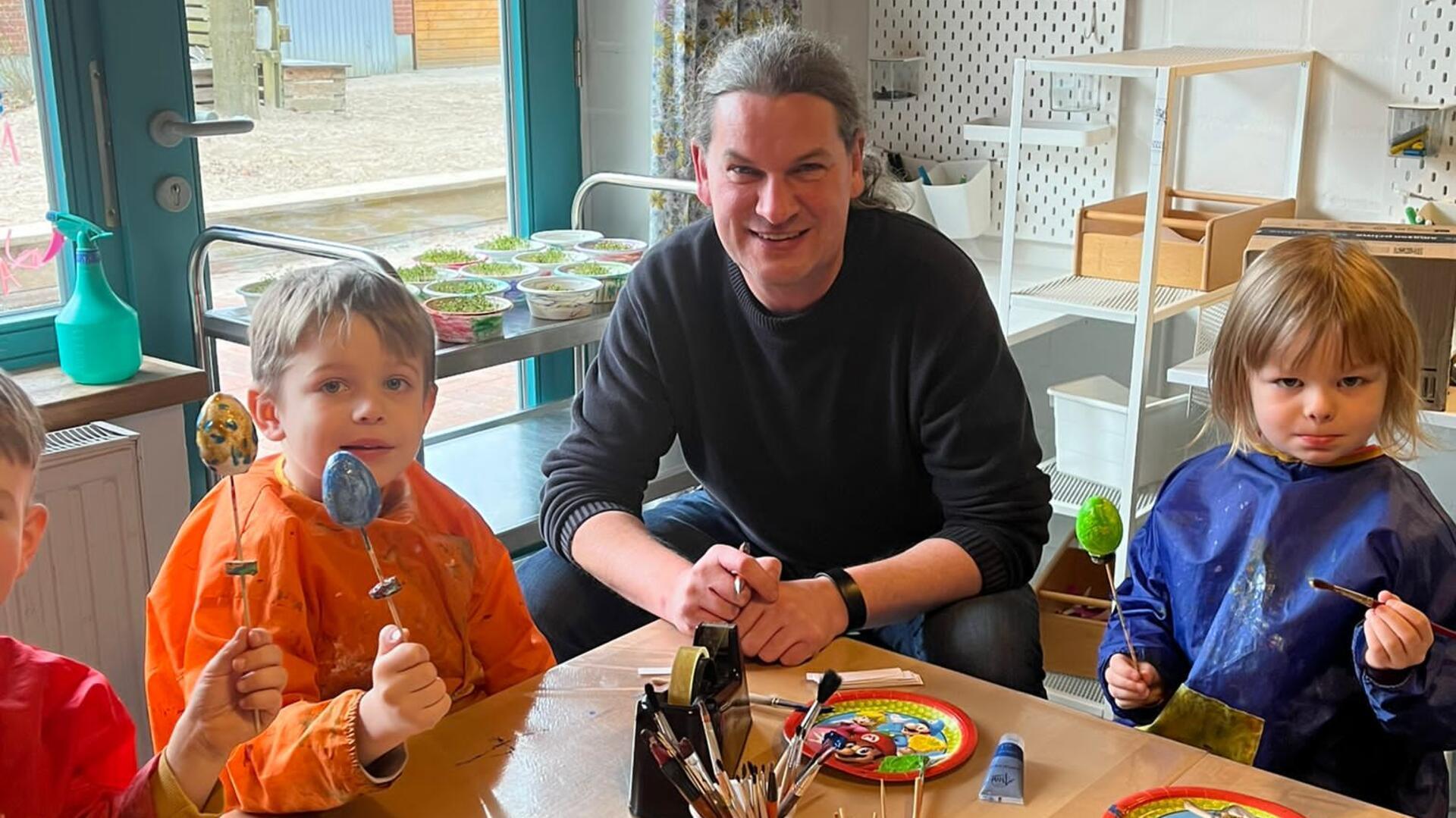 Wettschuld eingelöst: Brillits Ortsbürgermeister Ingo Bollmeyer malte mit den Steppkes aus dem Kindergarten Ostereier an.