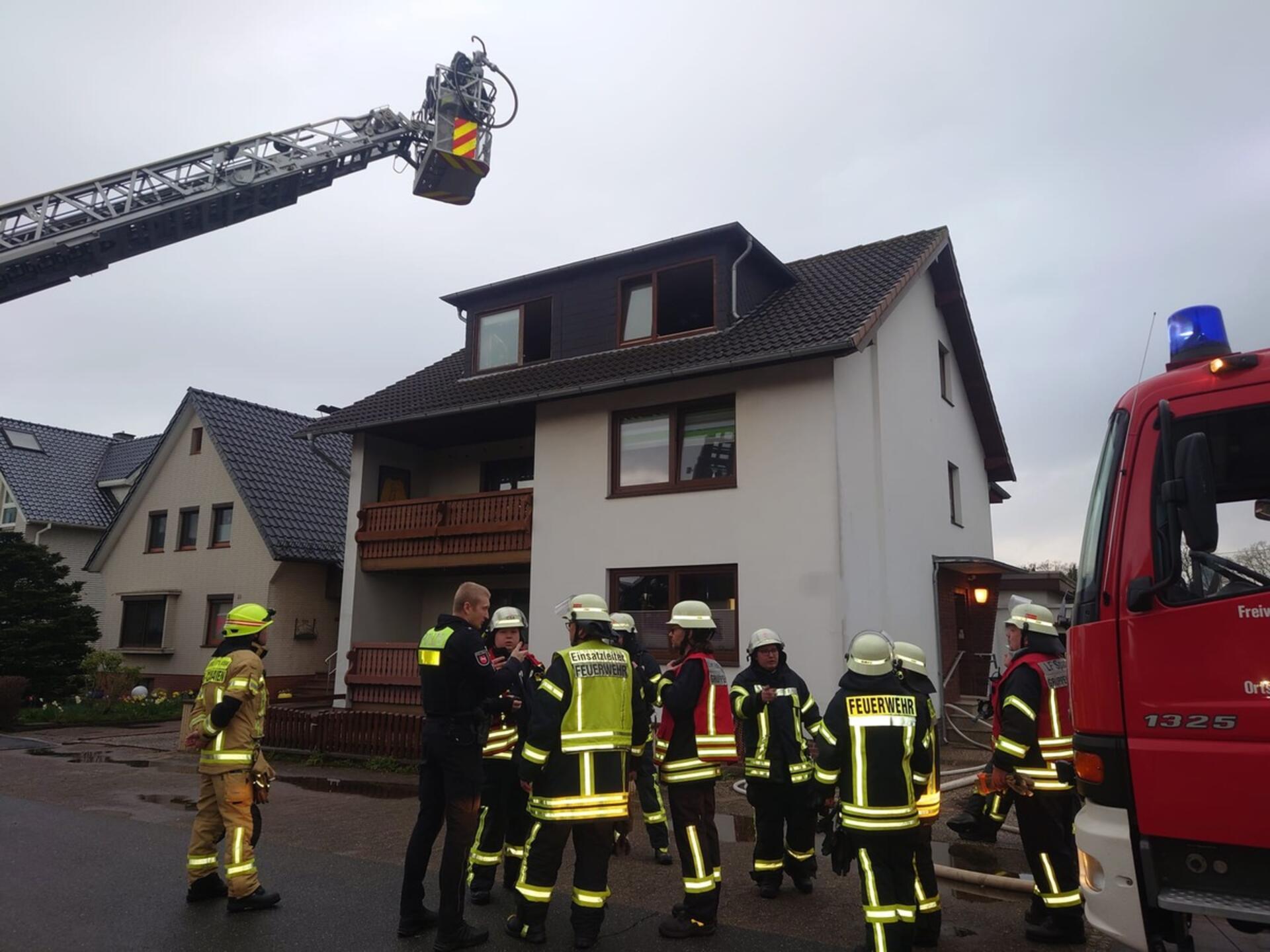 Führungskräfte der Feuerwehr bei einer Lagebesprechung 