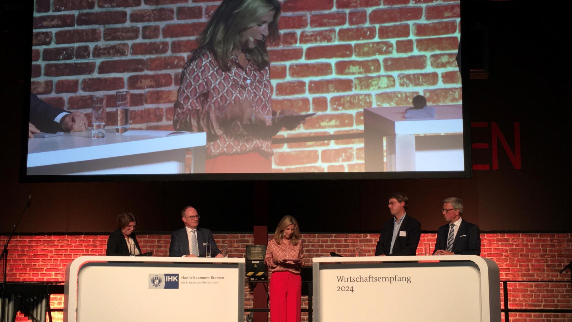 Wirtschaftsempfang der Bremer Handelskammer: Auf dem Podium diskutierten (von links) Wirtschaftssenatorin Kristina Vogt (Die Linke), Wirtschaftswissenschaftler Prof. Lars Feld, Moderatorin Beate Hoffmann, Unternehmer Julius Kramer und IHK-Hauptgeschäftsführer Matthias Fonger