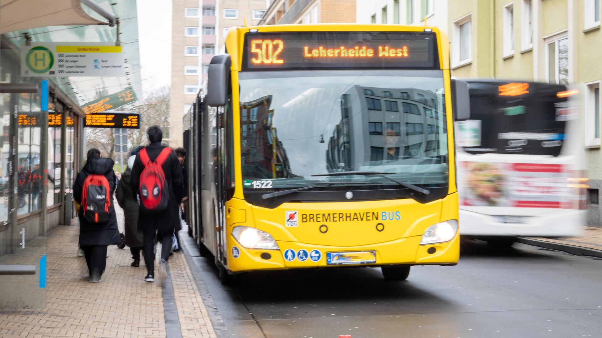 Bus an einer Haltestelle.