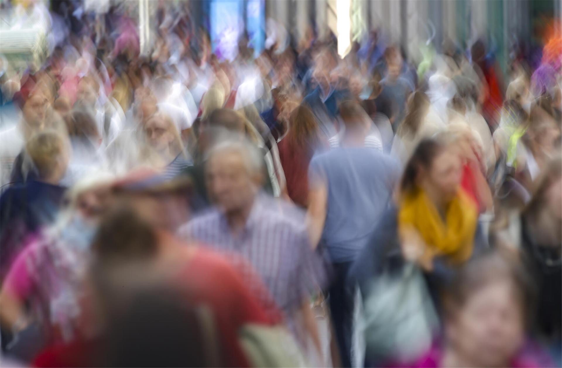 Zahlreiche Menschen gehen auf einer Straße