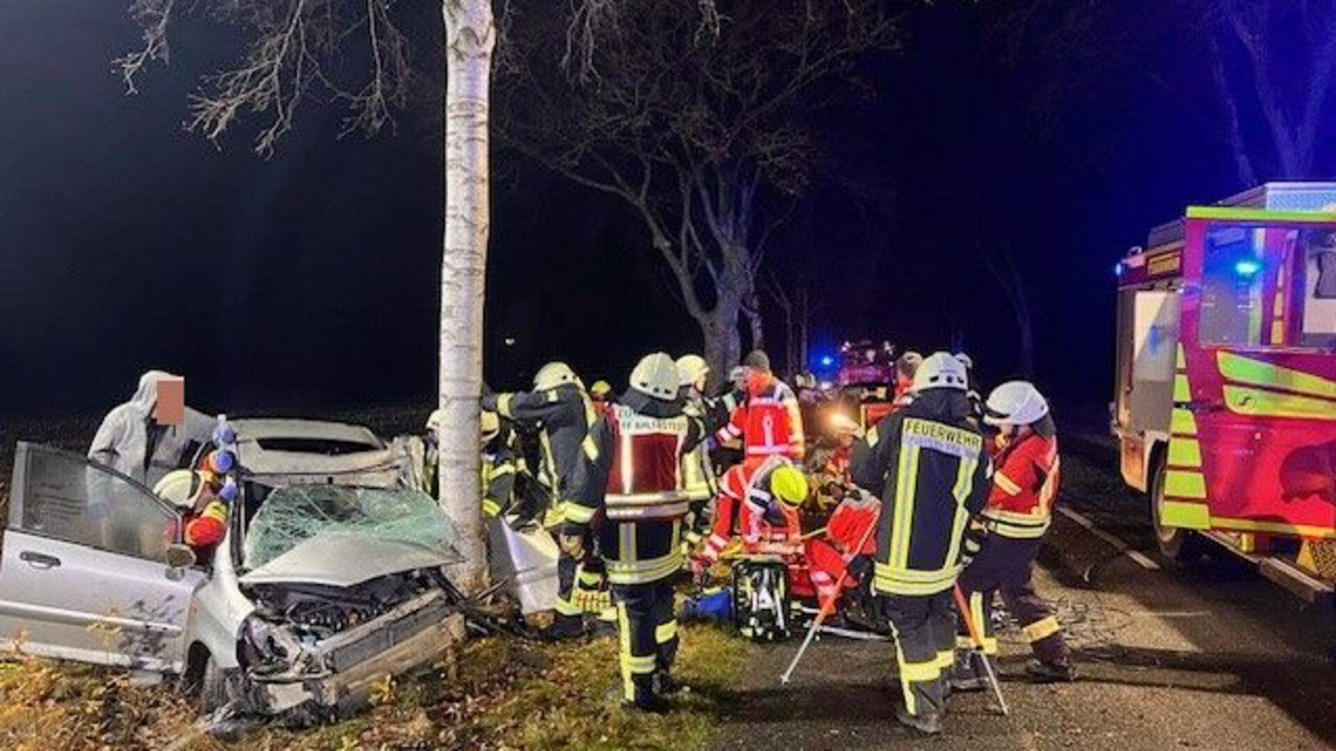 Wildwechsel führte zu schwerem Unfall auf der K75: Ein Fahrer wurde aus dem Wrack befreit und in eine Klinik gebracht. Beifahrerin leicht verletzt.