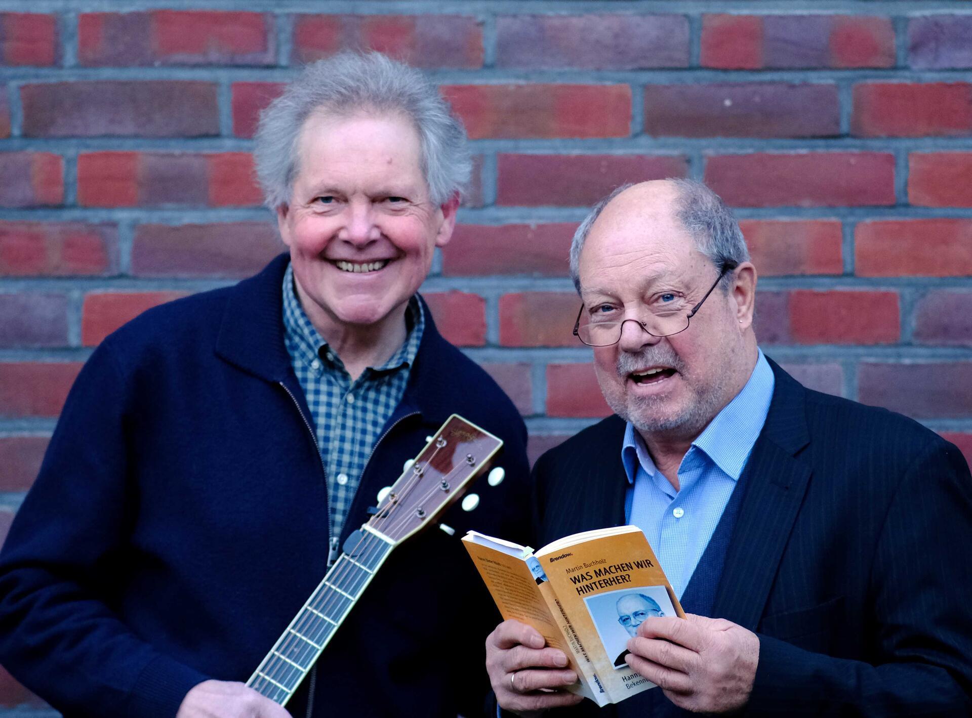 Wilfried Staake (links) und Walter Punke gastieren mit ihrem Programm in der Gedenkstätte Lager Sandbostel.