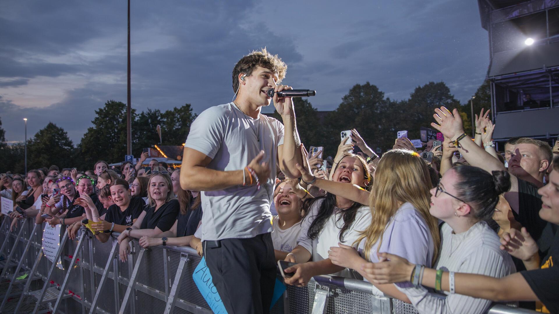 Sänger Wincent Weiss bei Konzert auf Tuchfühlung mit den Fans in der ersten Reihe