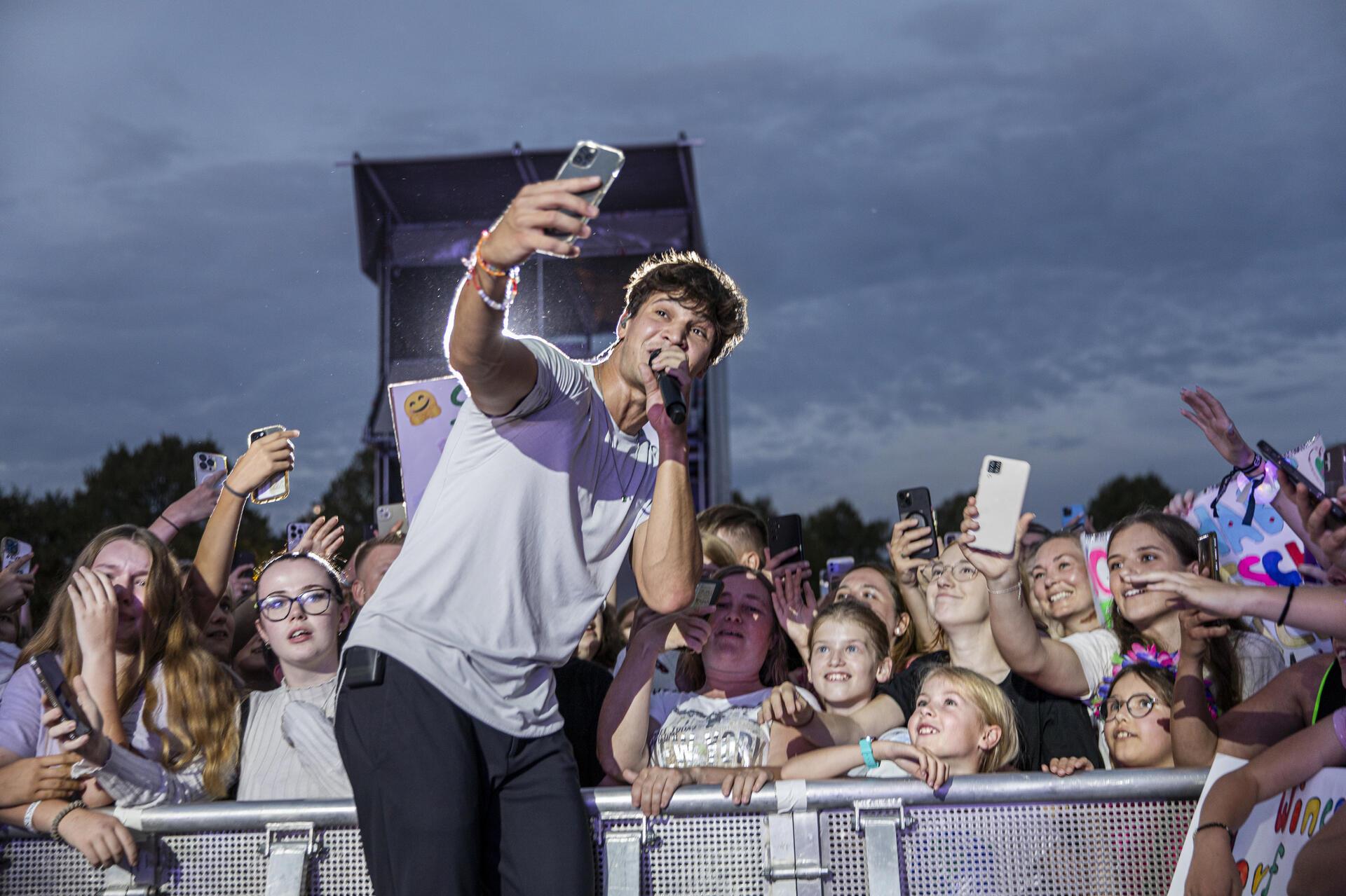 Wincent Weiss rockt die Bühne beim Bremerhavener Open Air Konzert an der Stadtha...