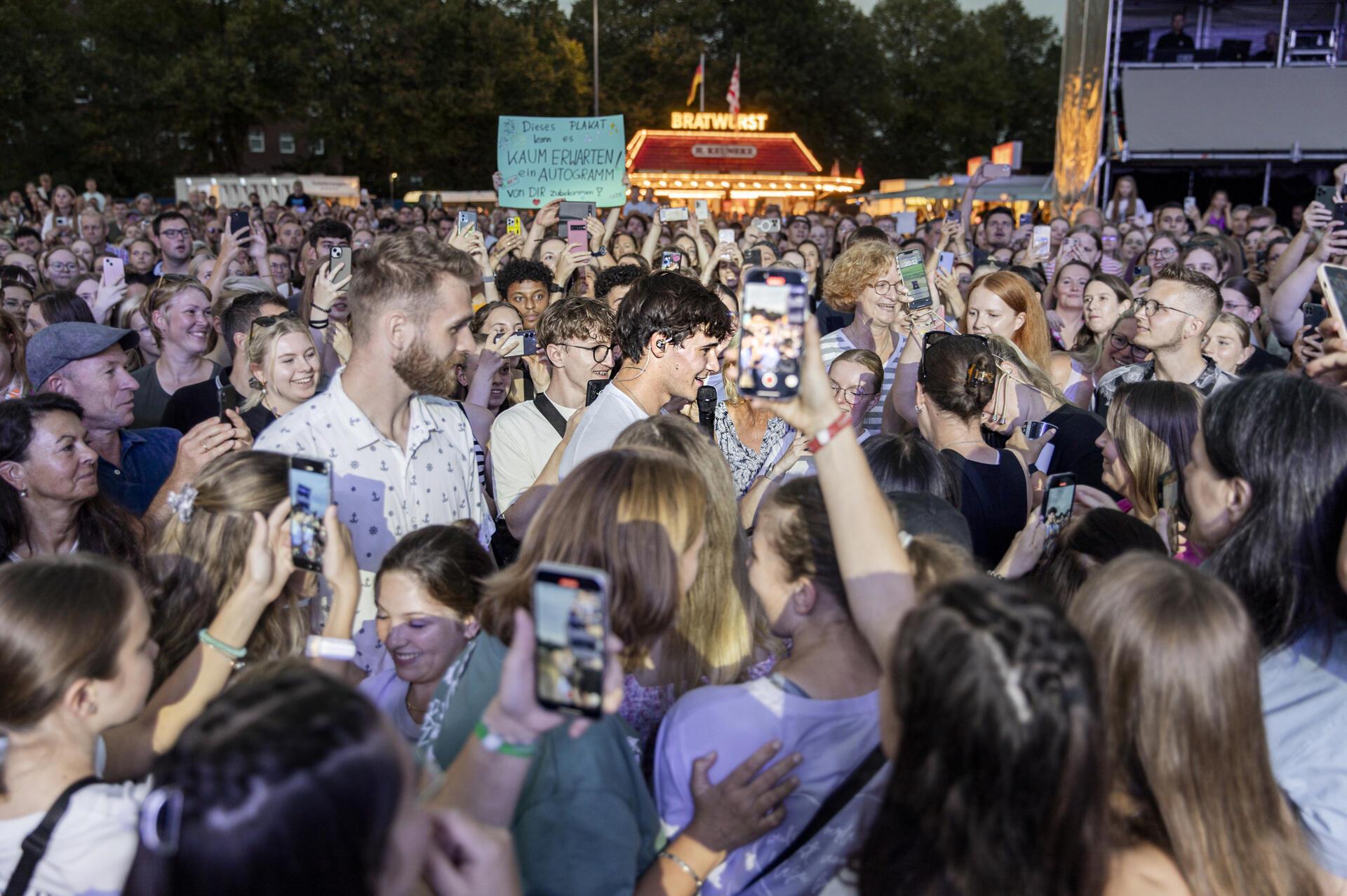 Wincent Weiss rockt die Bühne beim Bremerhavener Open Air Konzert an der Stadtha...