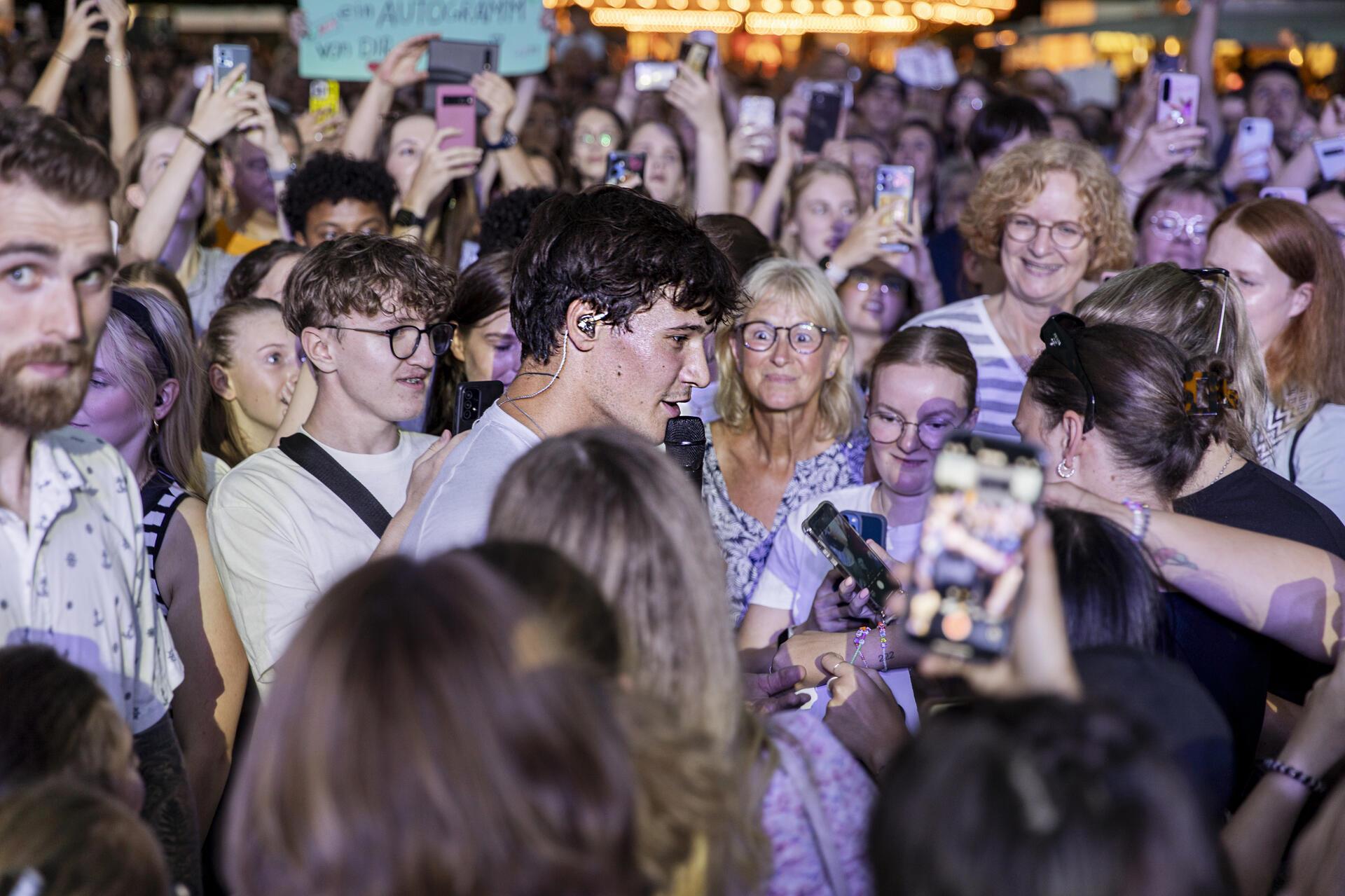 Wincent Weiss rockt die Bühne beim Bremerhavener Open Air Konzert an der Stadtha...