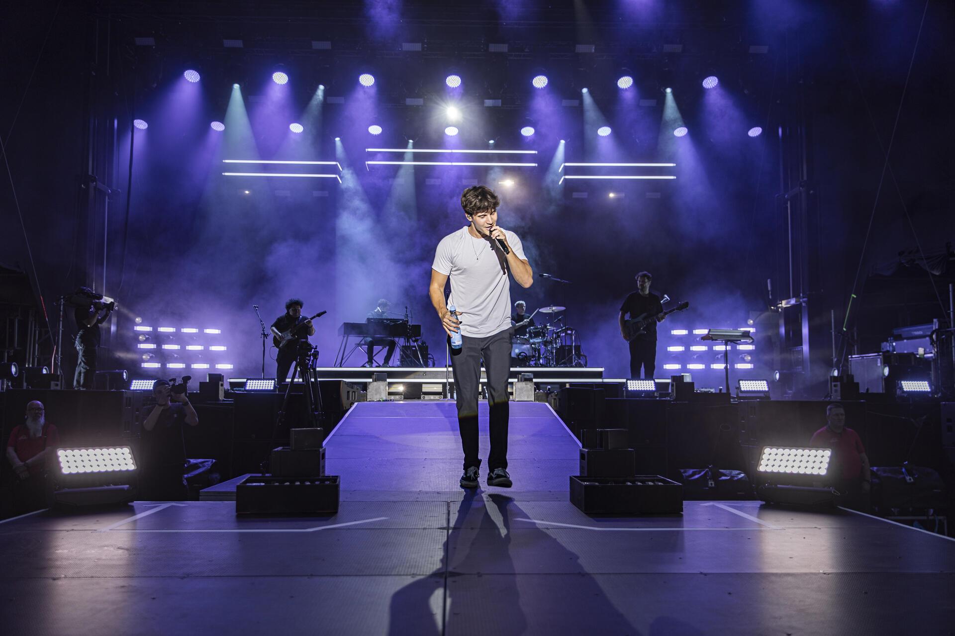 Wincent Weiss rockt die Bühne beim Bremerhavener Open Air Konzert an der Stadtha...