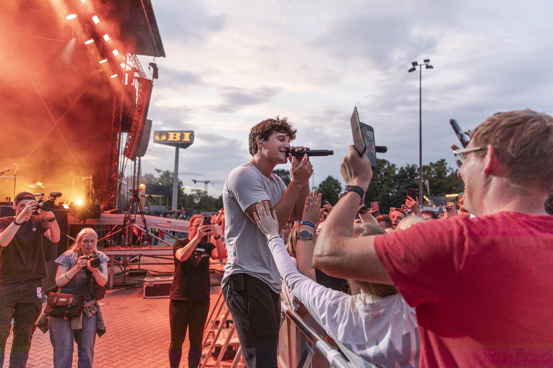 Wincent Weiss rockt die Bühne beim Bremerhavener Open Air Konzert an der Stadtha...