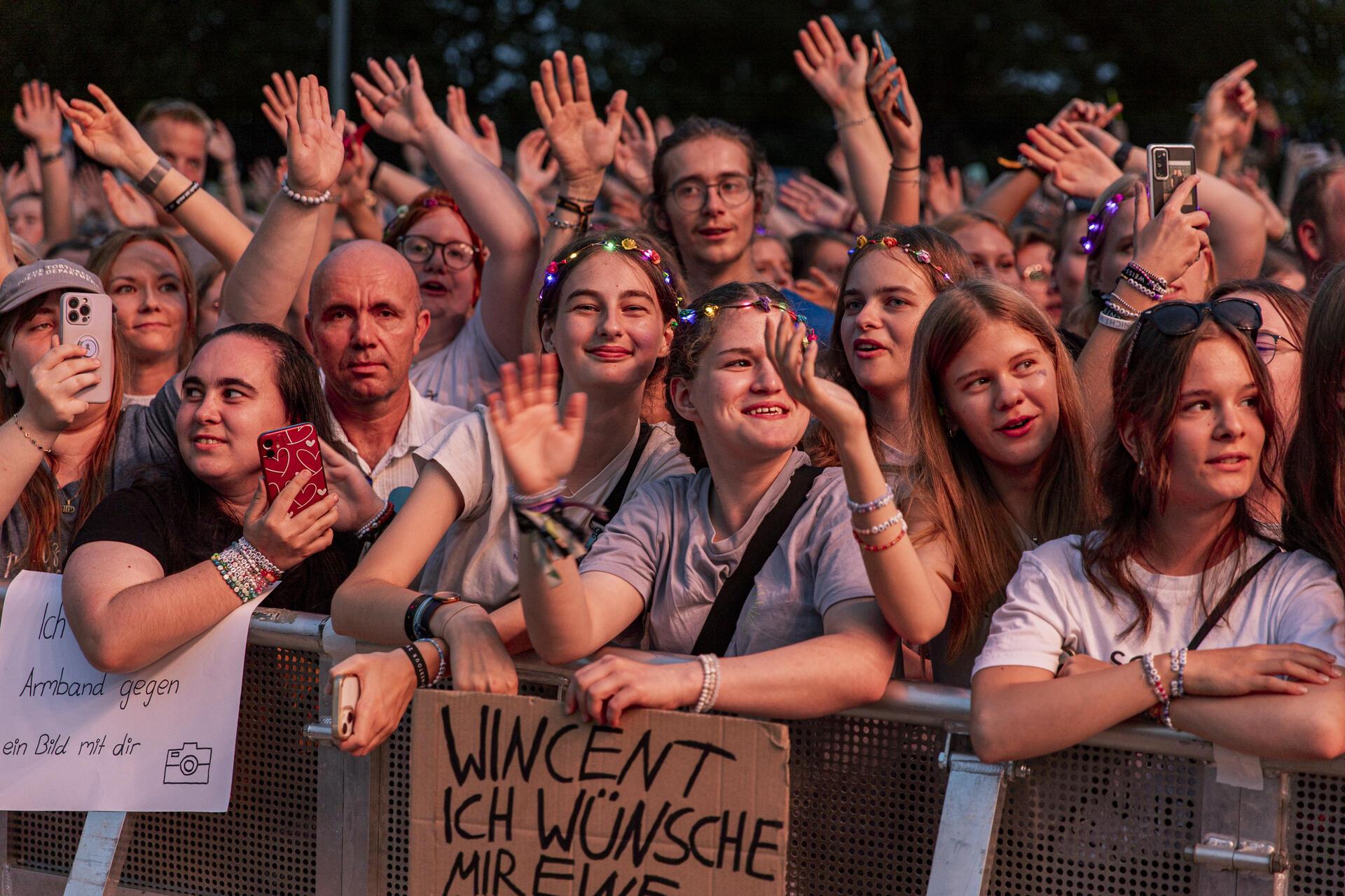 Wincent Weiss rockt die Bühne beim Bremerhavener Open Air Konzert an der Stadtha...