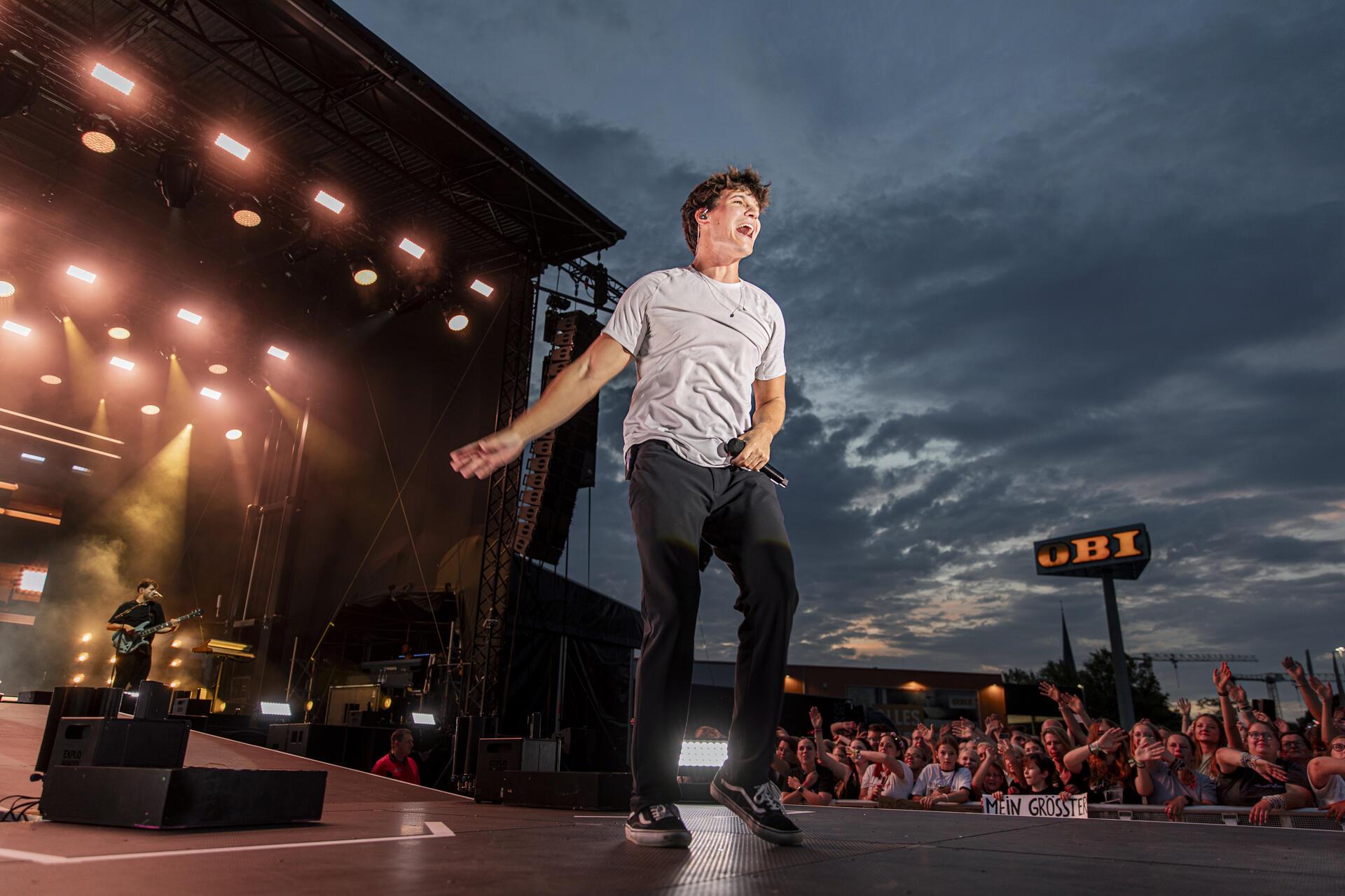 Wincent Weiss rockt die Bühne beim Bremerhavener Open Air Konzert an der Stadtha...