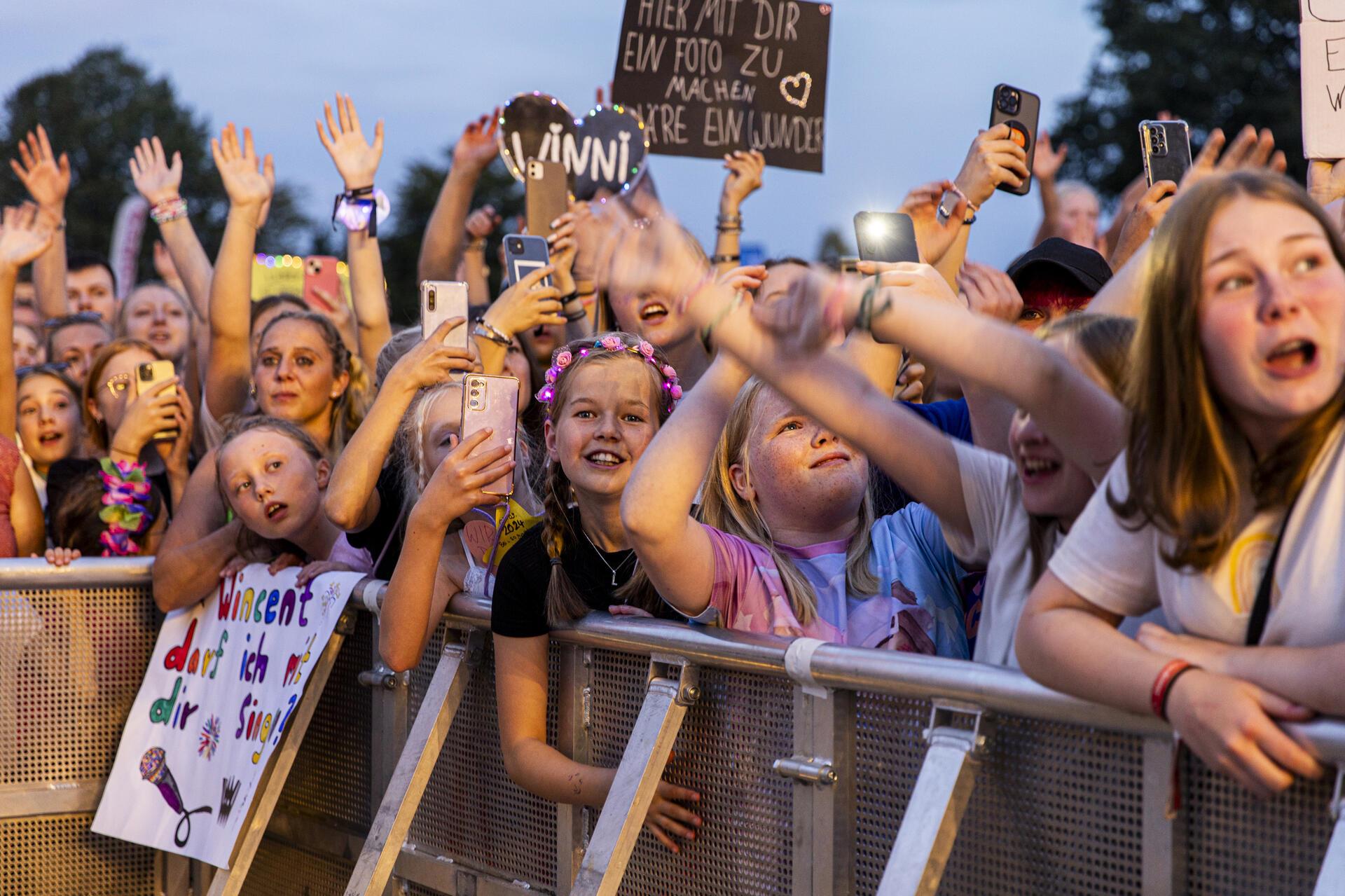 Wincent Weiss rockt die Bühne beim Bremerhavener Open Air Konzert an der Stadtha...