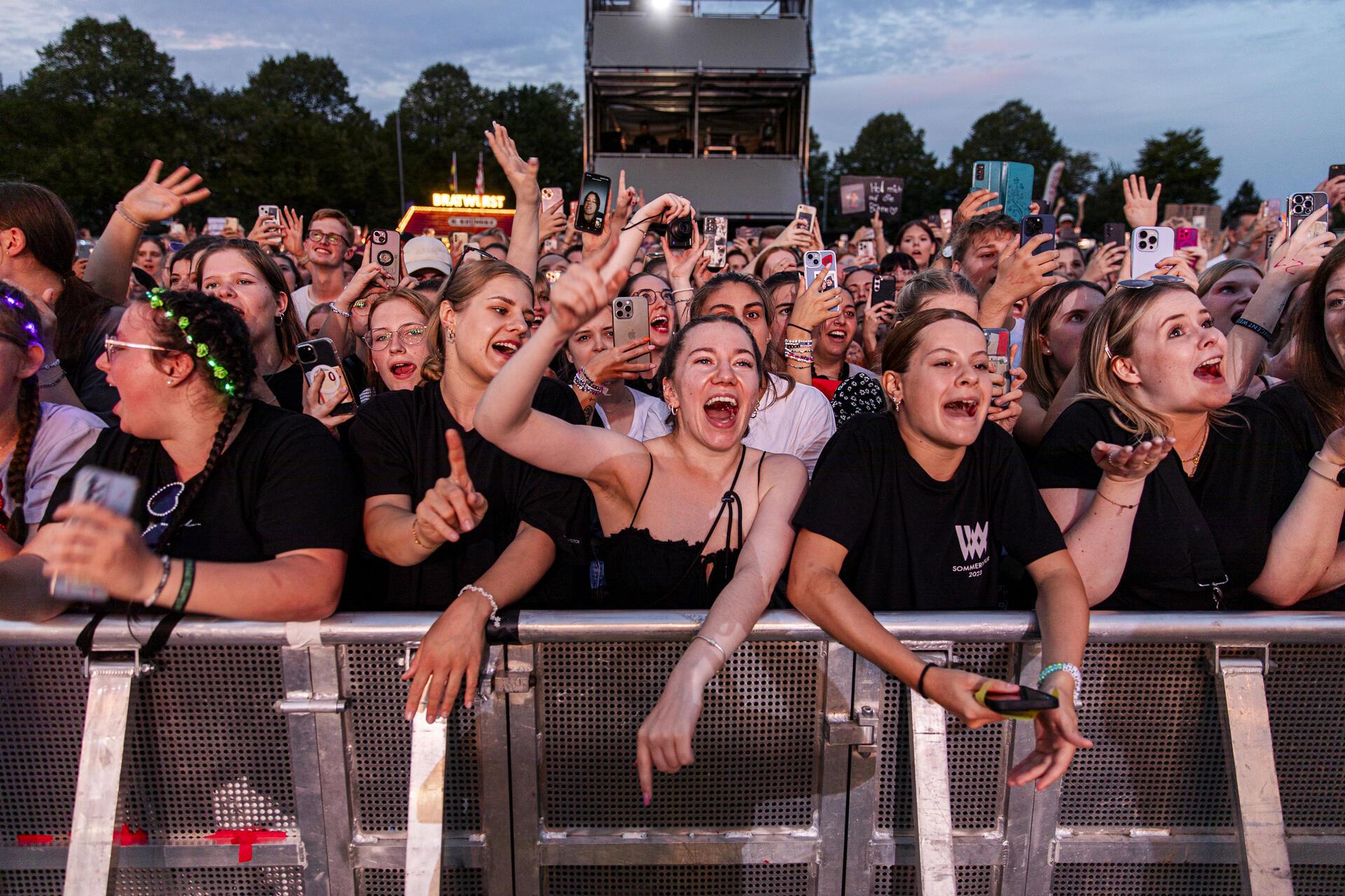 Wincent Weiss rockt die Bühne beim Bremerhavener Open Air Konzert an der Stadtha...