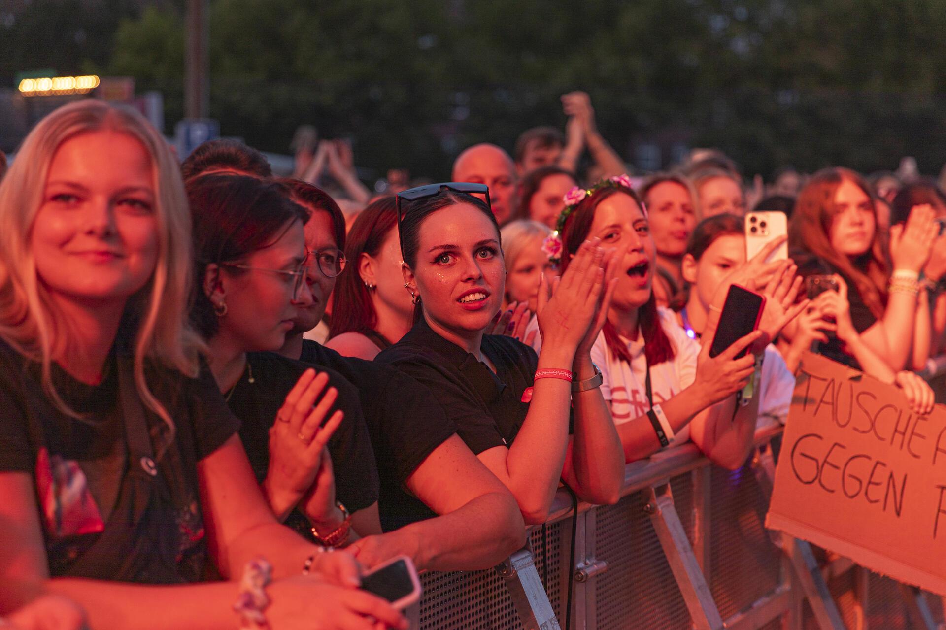 Wincent Weiss rockt die Bühne beim Bremerhavener Open Air Konzert an der Stadtha...