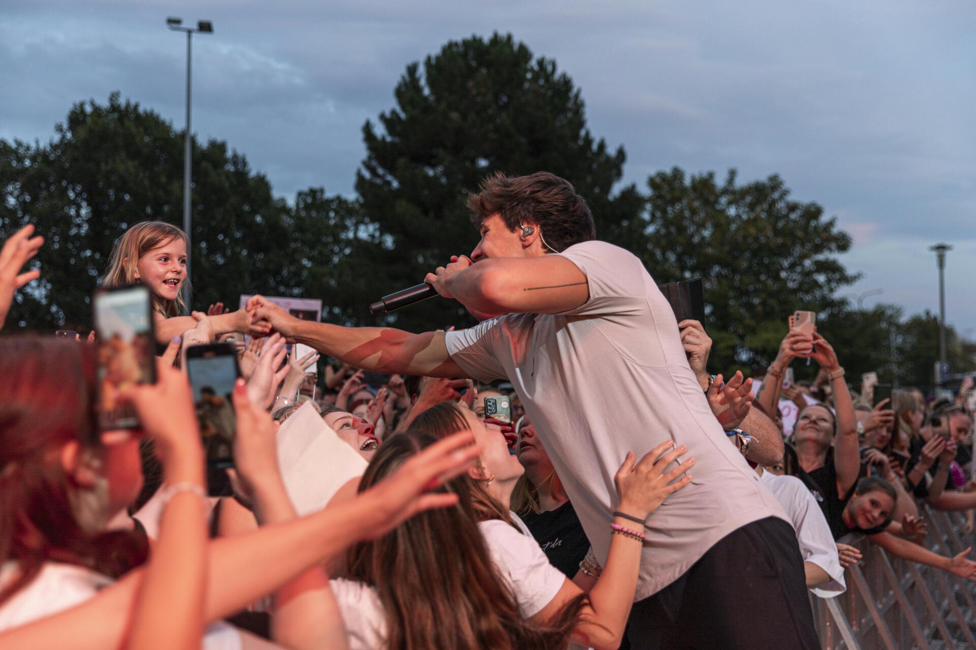 Wincent Weiss rockt die Bühne beim Bremerhavener Open Air Konzert an der Stadtha...