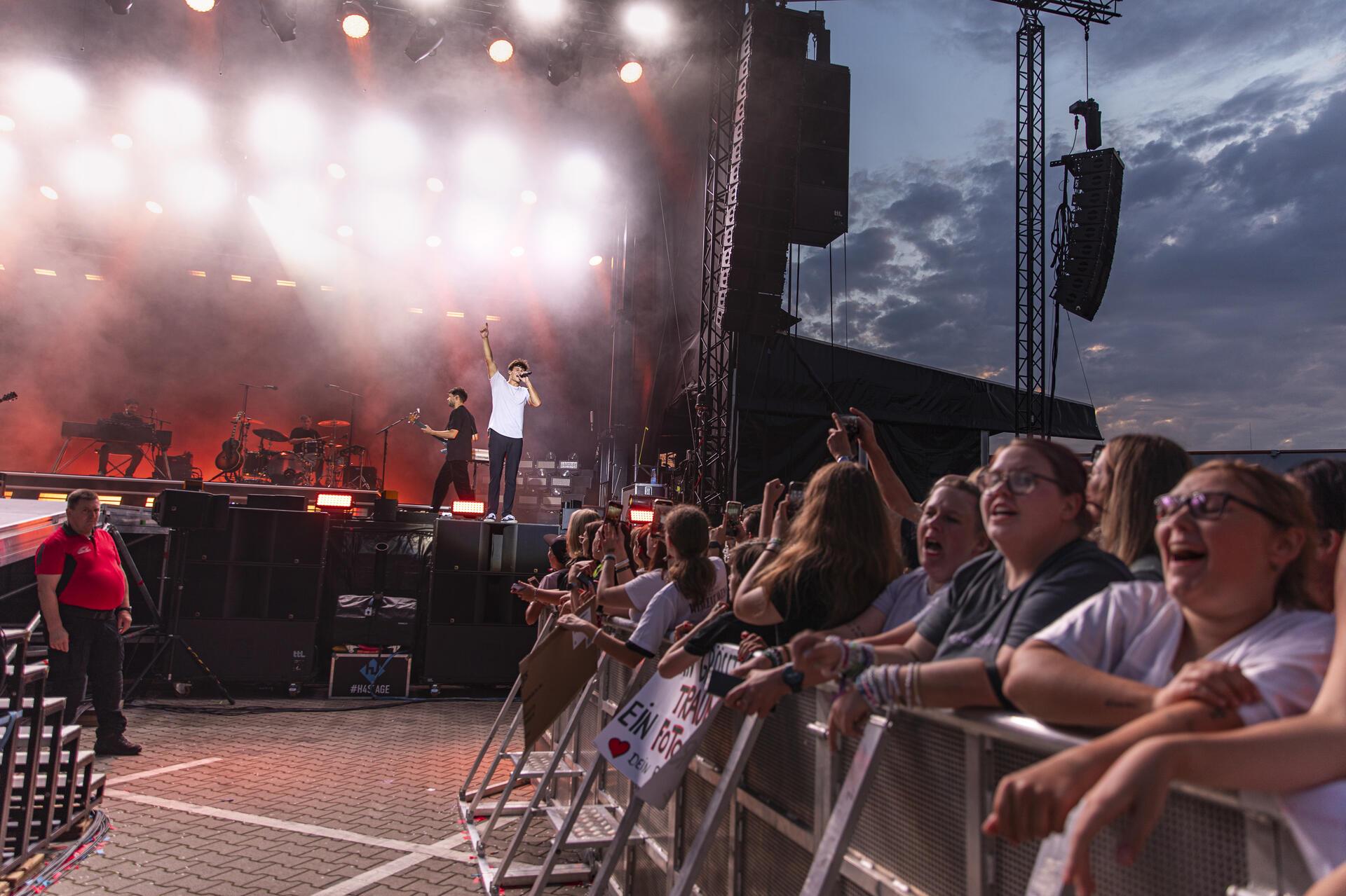 Wincent Weiss rockt die Bühne beim Bremerhavener Open Air Konzert an der Stadtha...