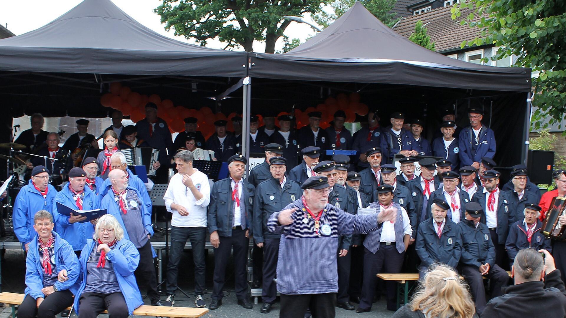 "Windjammer“-Captain Frits Hooijberg dirigiert das große Matjesfest-Finale mit den Gastchören aus den Niederlanden, Butjadingen und Hamburg.