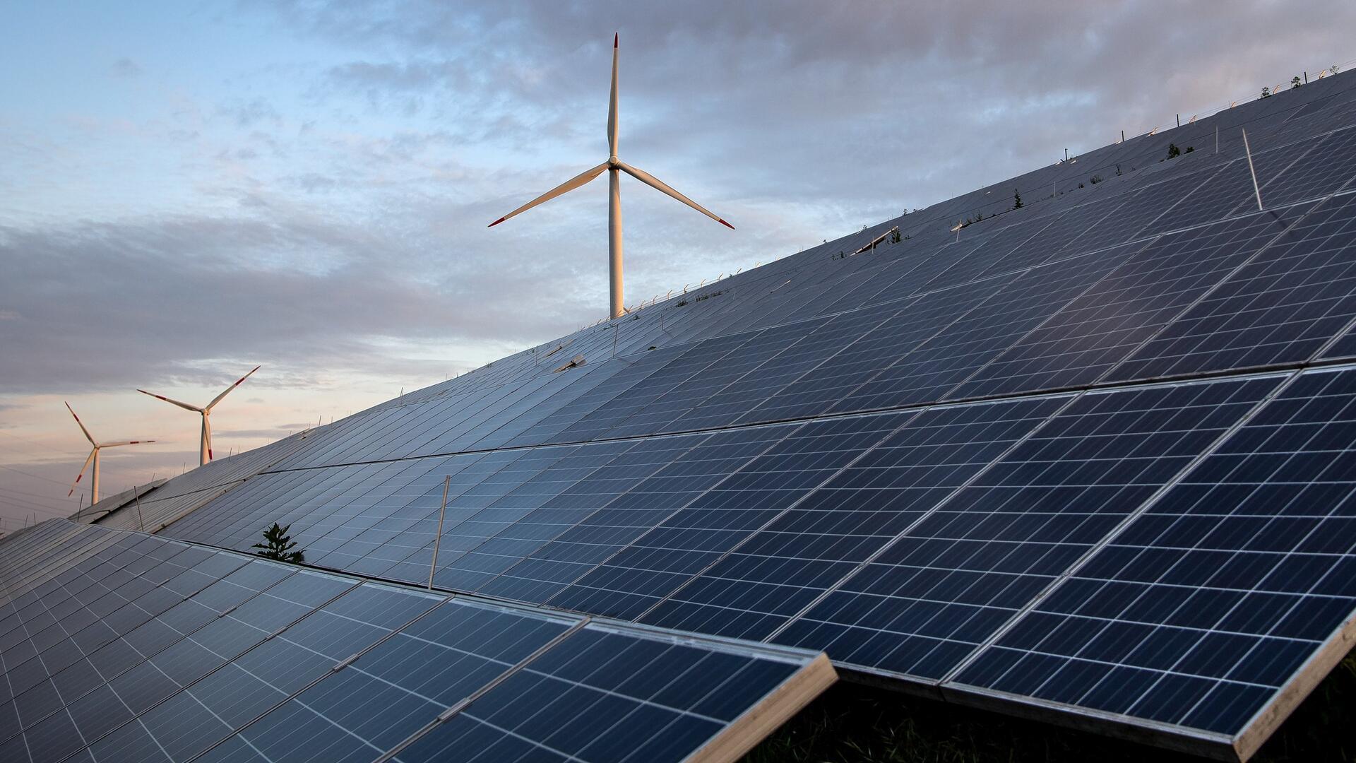 Windkraftanlagen stehen hinter Photovoltaikanlagen auf der Blocklanddeponie.