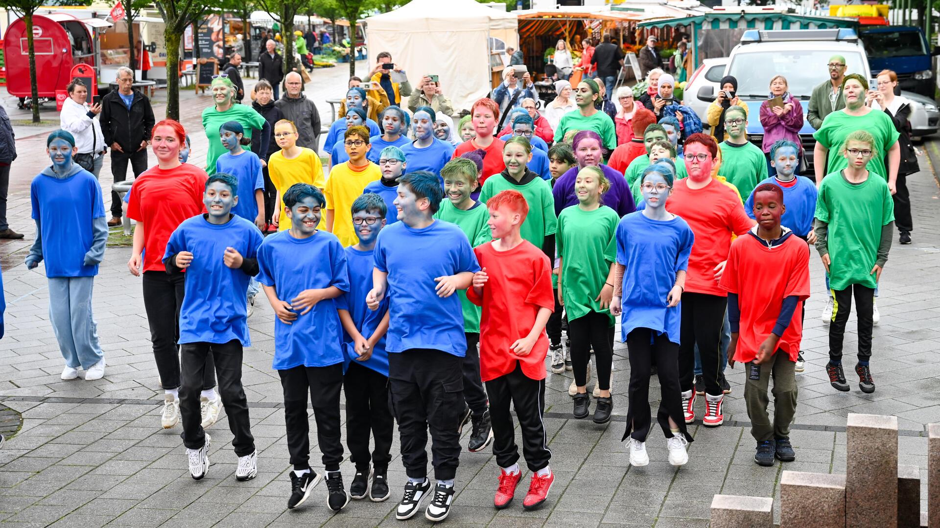 "Wir sind bunt!" tanzen die Schüler der Oberschule Geestemünde auf dem Geestemünder Wochenmarkt.