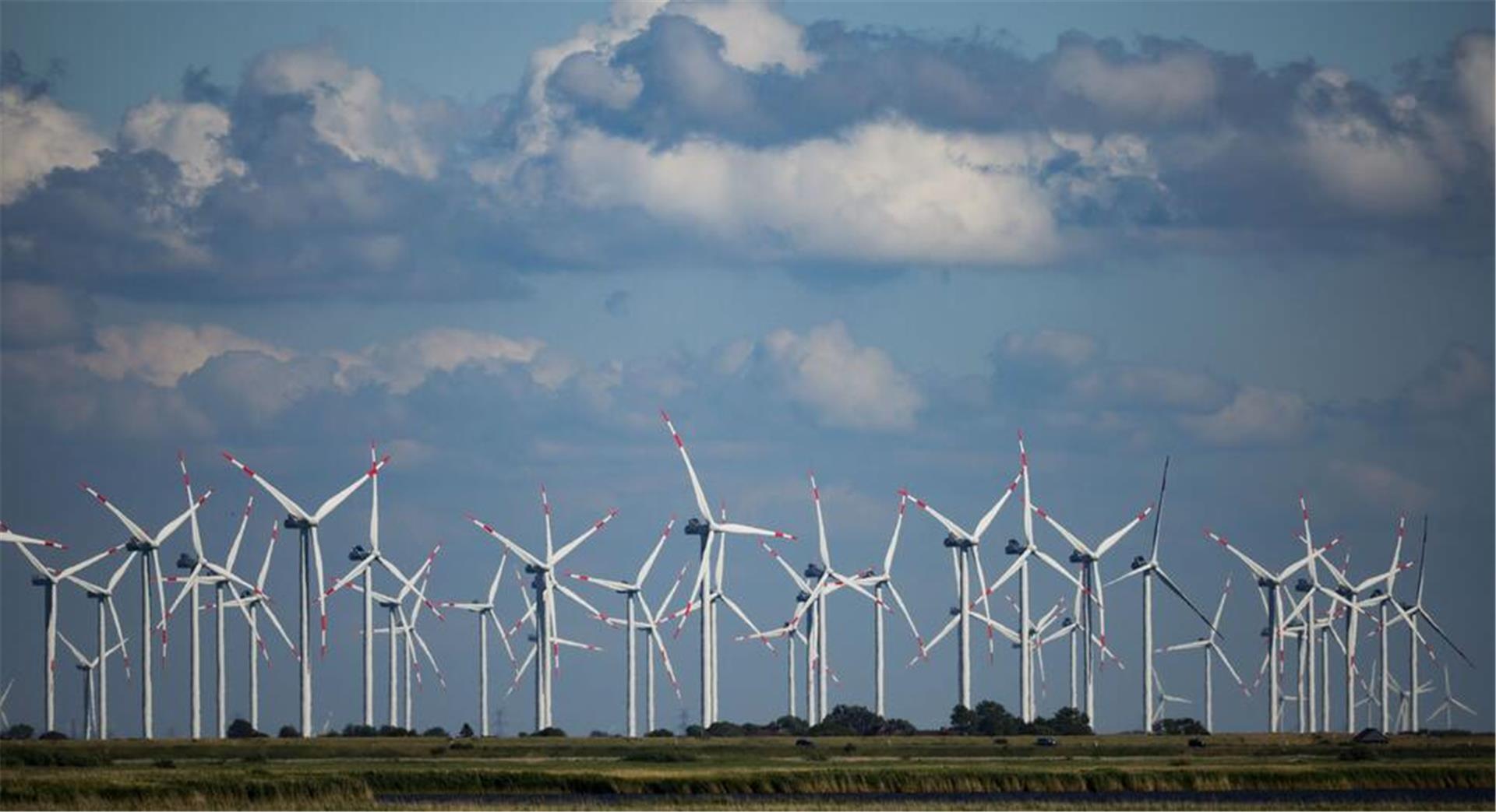 Windräder drehen sich in einem Windpar