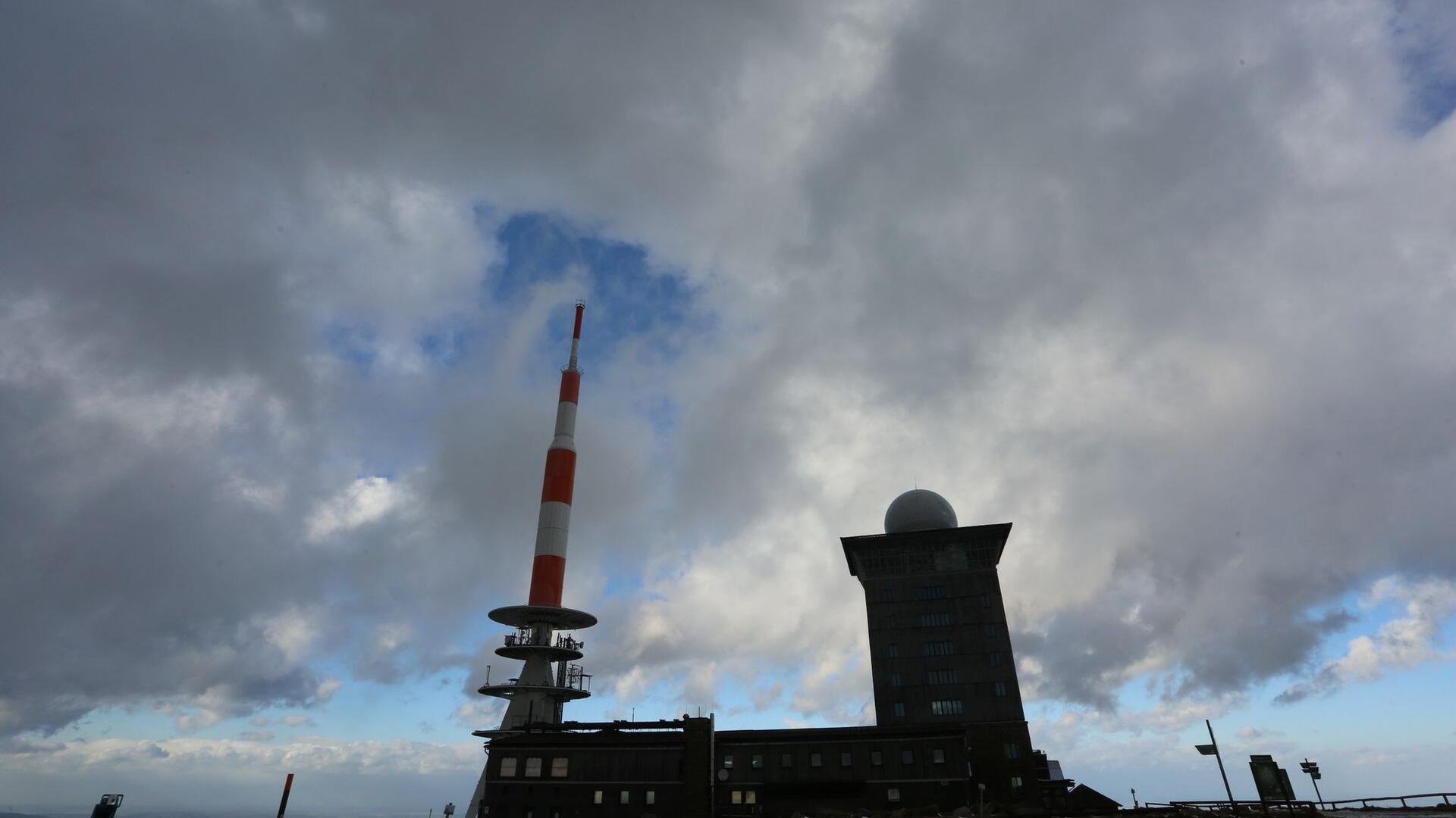 Wolken ziehen über den Brocken.