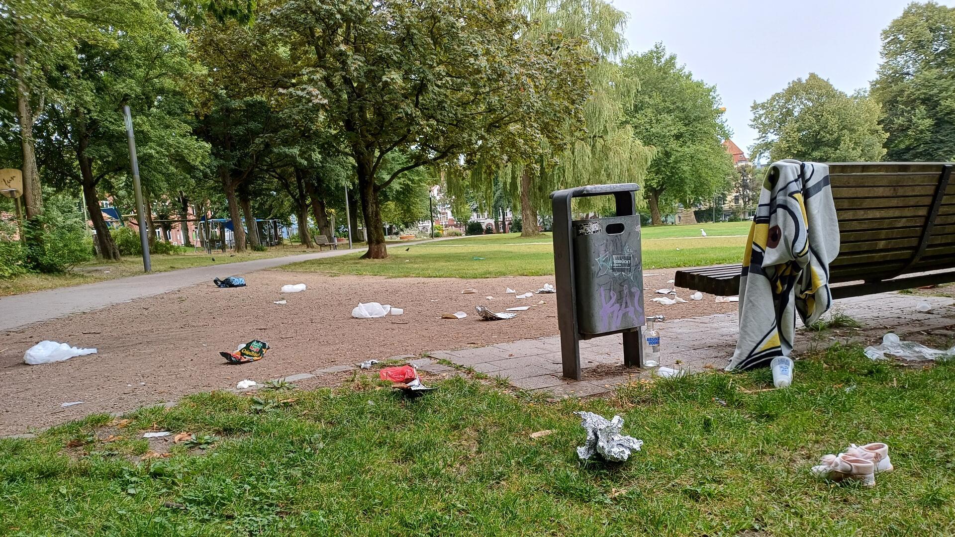 Müll liegt herum im Stadtpark.