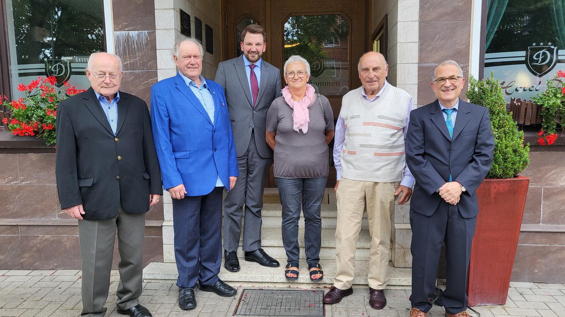 Wollen die Verbindung zwischen dem Landkreis Rotenburg und dem ehemaligen Kreis Stuhm in Westpreußen auch in Zukunft pflegen: Beisitzer Hans von Allwörden, der stellvertretende Heimatkreisvertreter Stanislaw Wiesbaum, Michael Meyer vom Landkreis Rotenburg, Beisitzerin Elisabeth Lambrecht, der Heimatkreisvertreter Manfred Neumann und Schatzmeister Bernhard Kolb.