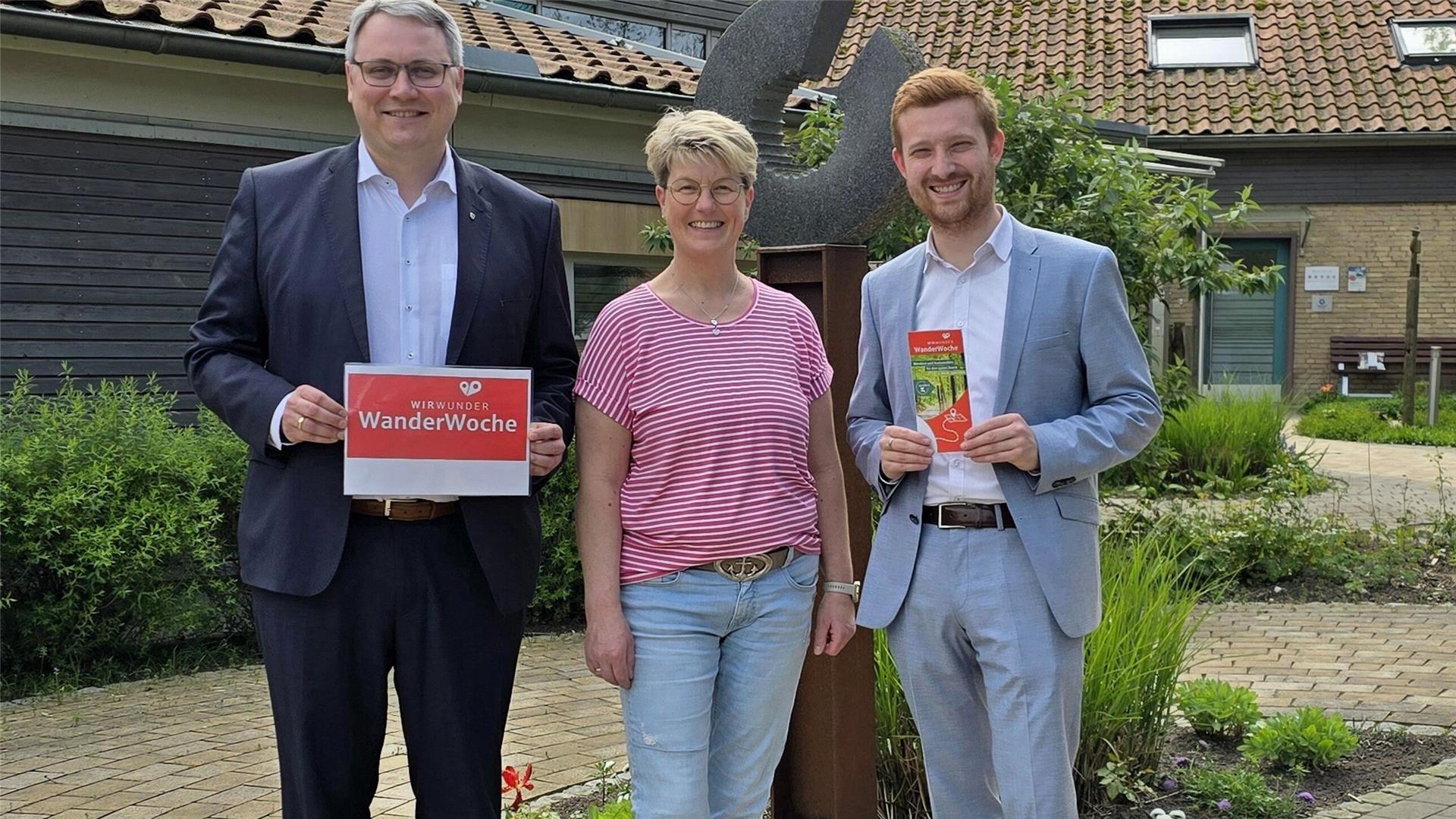 Wollen für den guten Zweck den Anzug gegen das Wander-Outfit tauschen: Landrat Marco Prietz und Ortsbürgermeister Dirk-Frederik Stelling mit Martina Schröder, Vorsitzende des Fördervereins Hospiz.