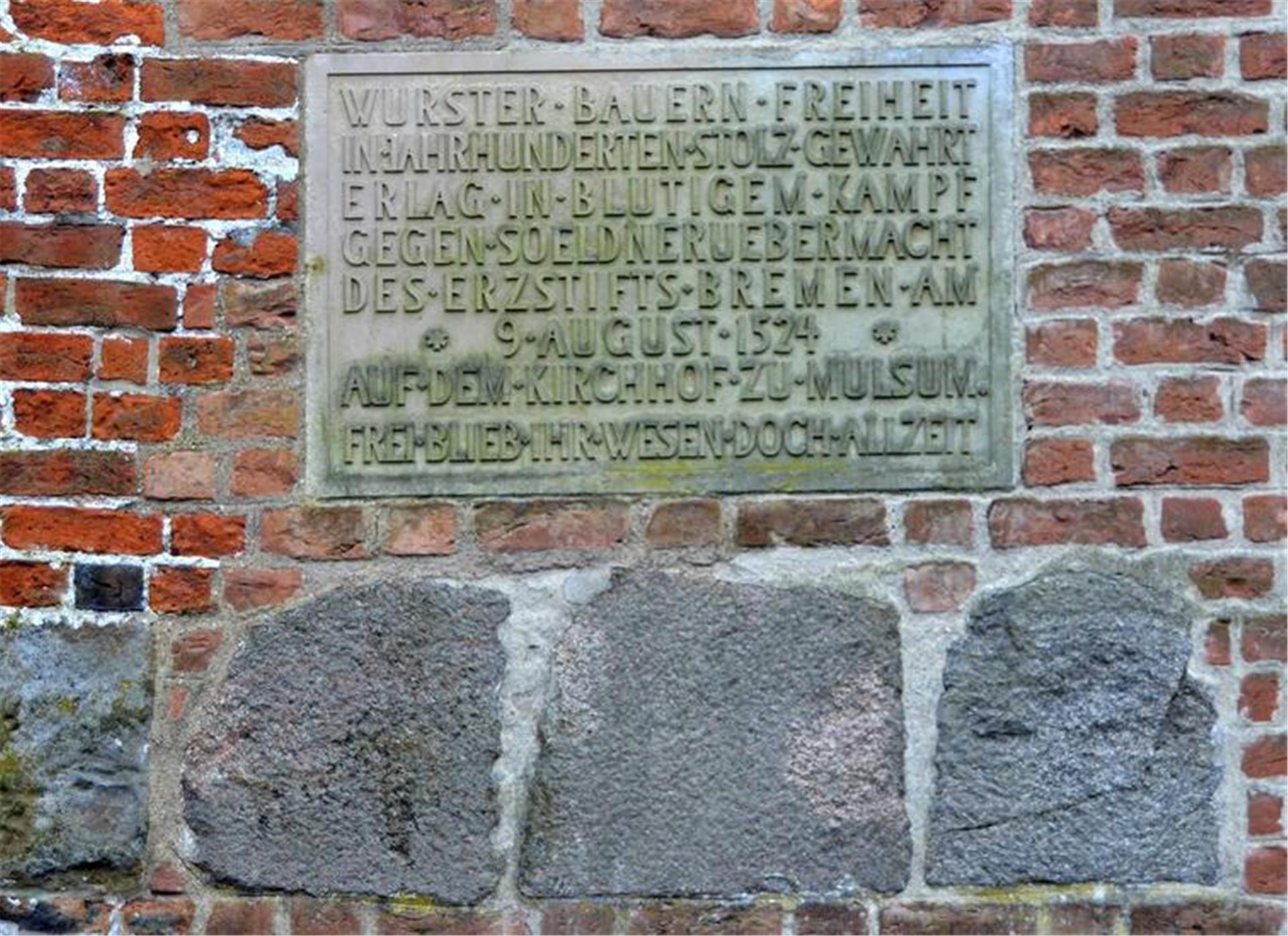 Diese Tafel an der Mulsumer Kirche erinnert an die Schlacht vor 500 Jahren.