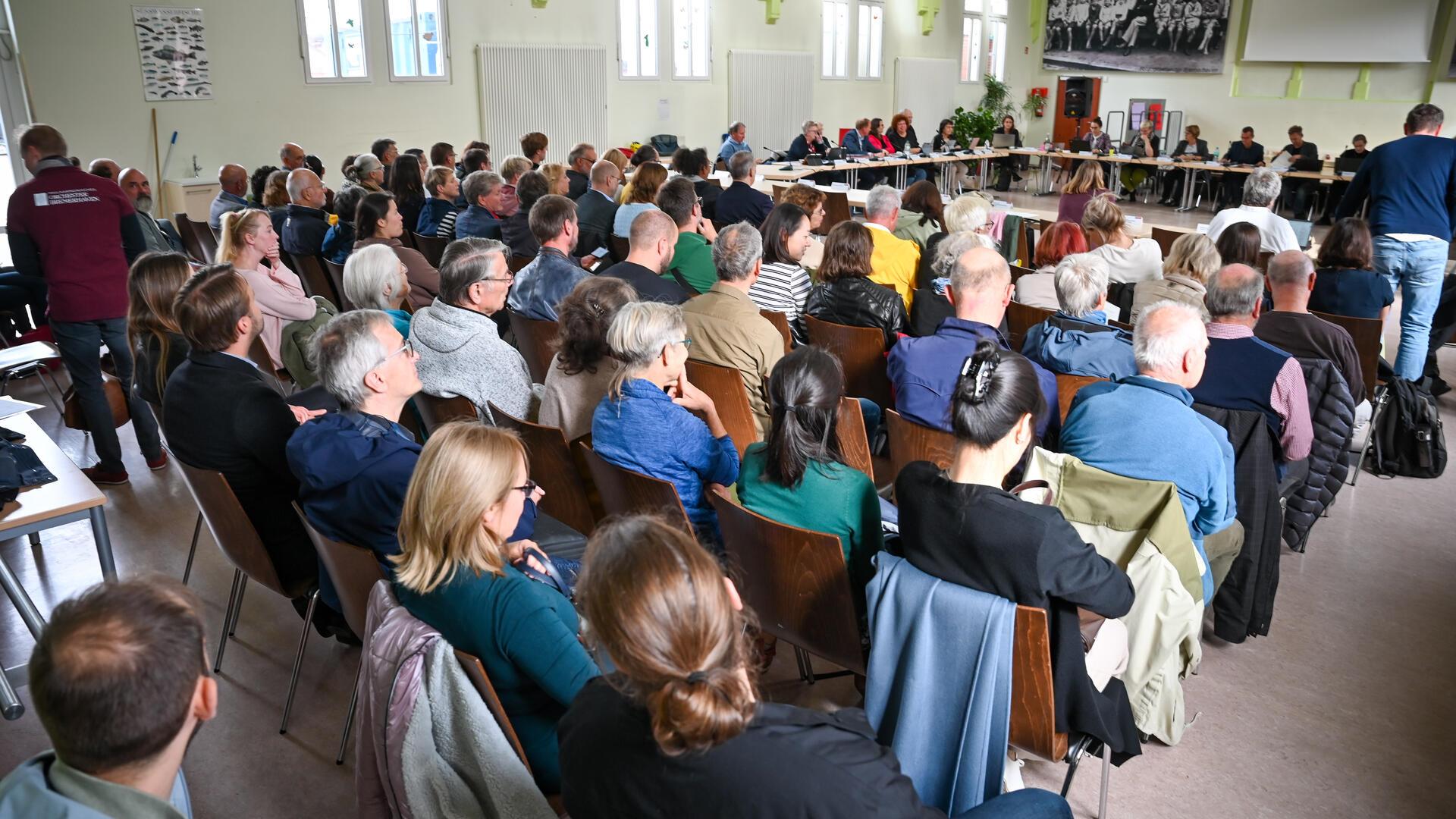 Zahlreiche Besucher verfolgten den Kulturausschuss: Ein Teil von ihnen machten die Orchester-Mitglieder aus.