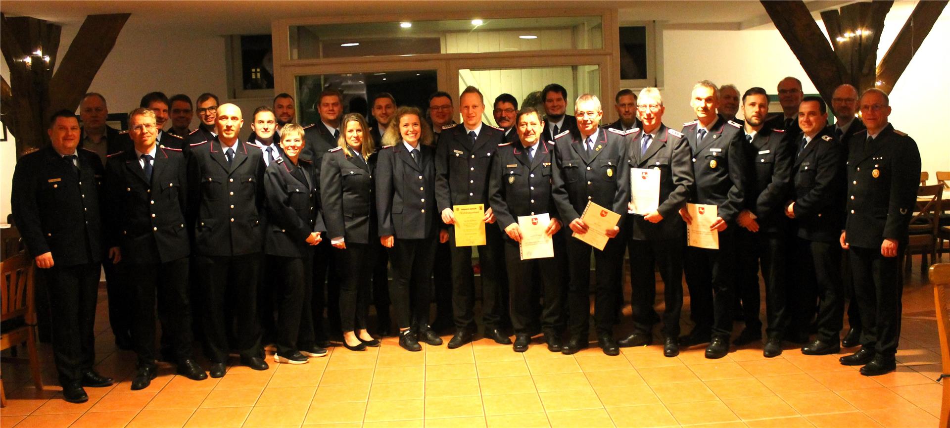 Zahlreiche Ehrungen und Auszeichnungen wurden bei der Feuerwehr Oese ausgesprochen.