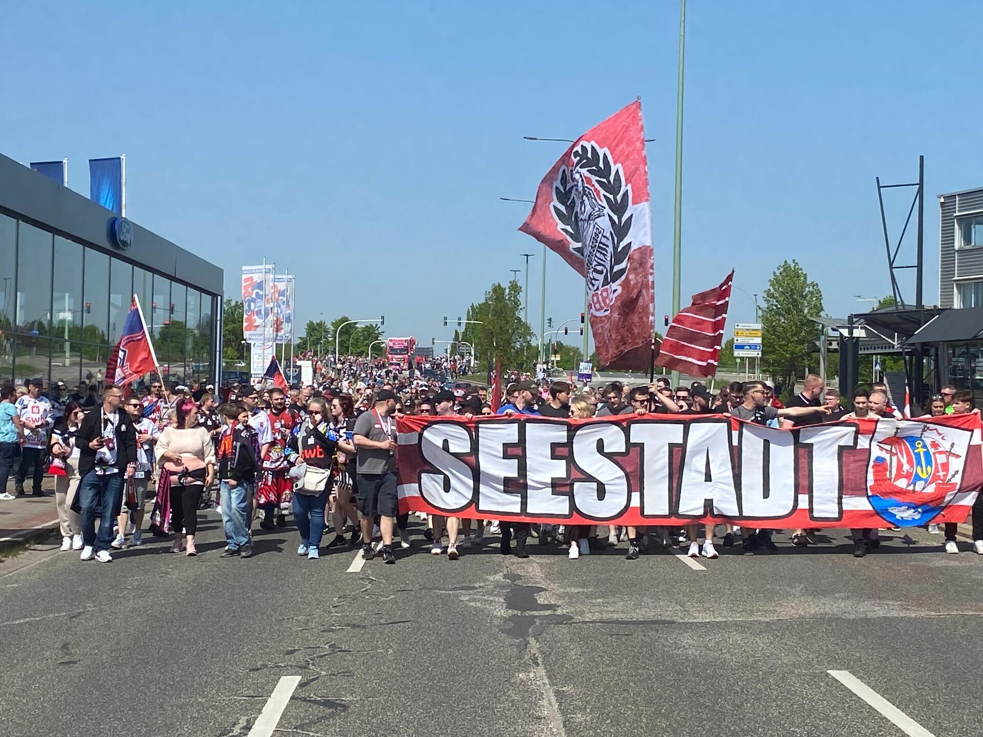 Zahlreiche Fans der Pinguins waren da, um beim Konvoi dabei zu sein.