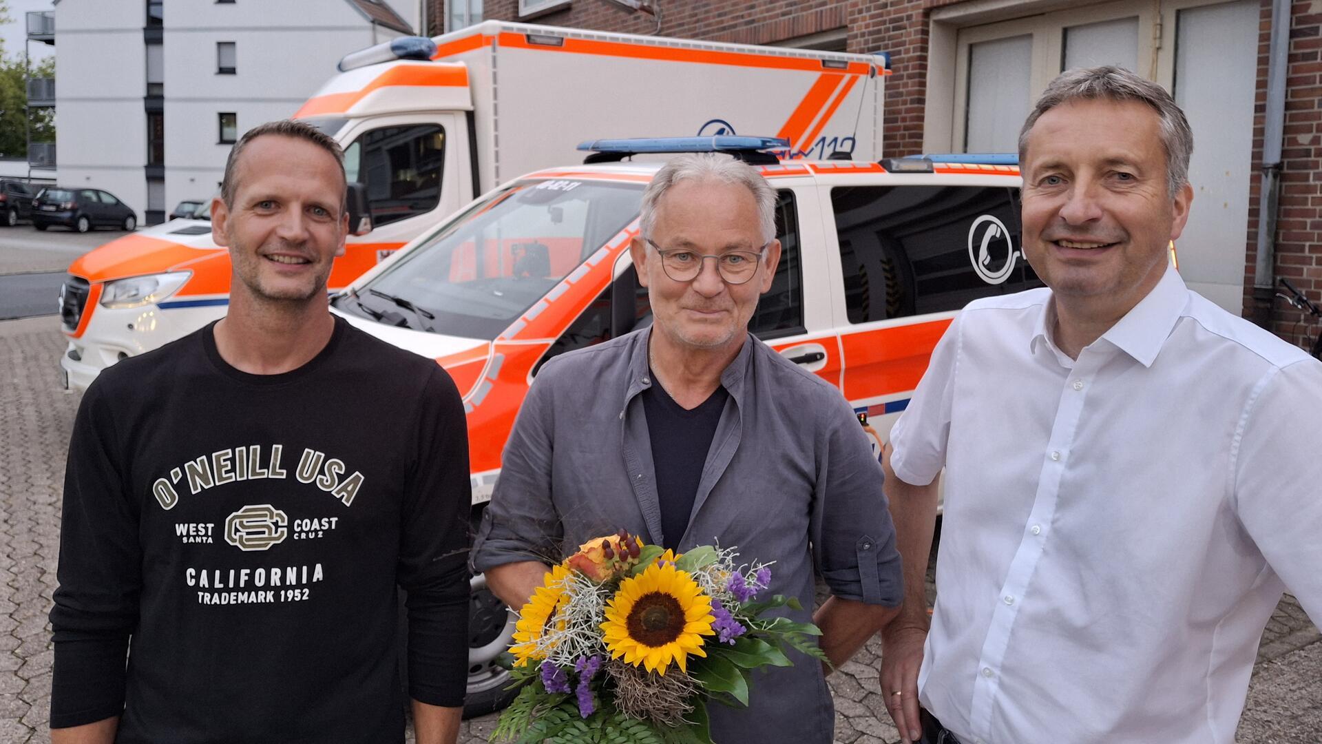 Zahlreiche Rettungsdienstmitarbeiter verabschiedeten ihren mit 42 Dienstjahren erfahrensten Kollegen Richard Lopaciuk (Mitte) am Freitagabend an der Rettungswache Bremervörde in den Ruhestand. Rechts DRK-Kreisgeschäftsführer Rolf Eckhoff, links Wachenleiter Marco Brandt.