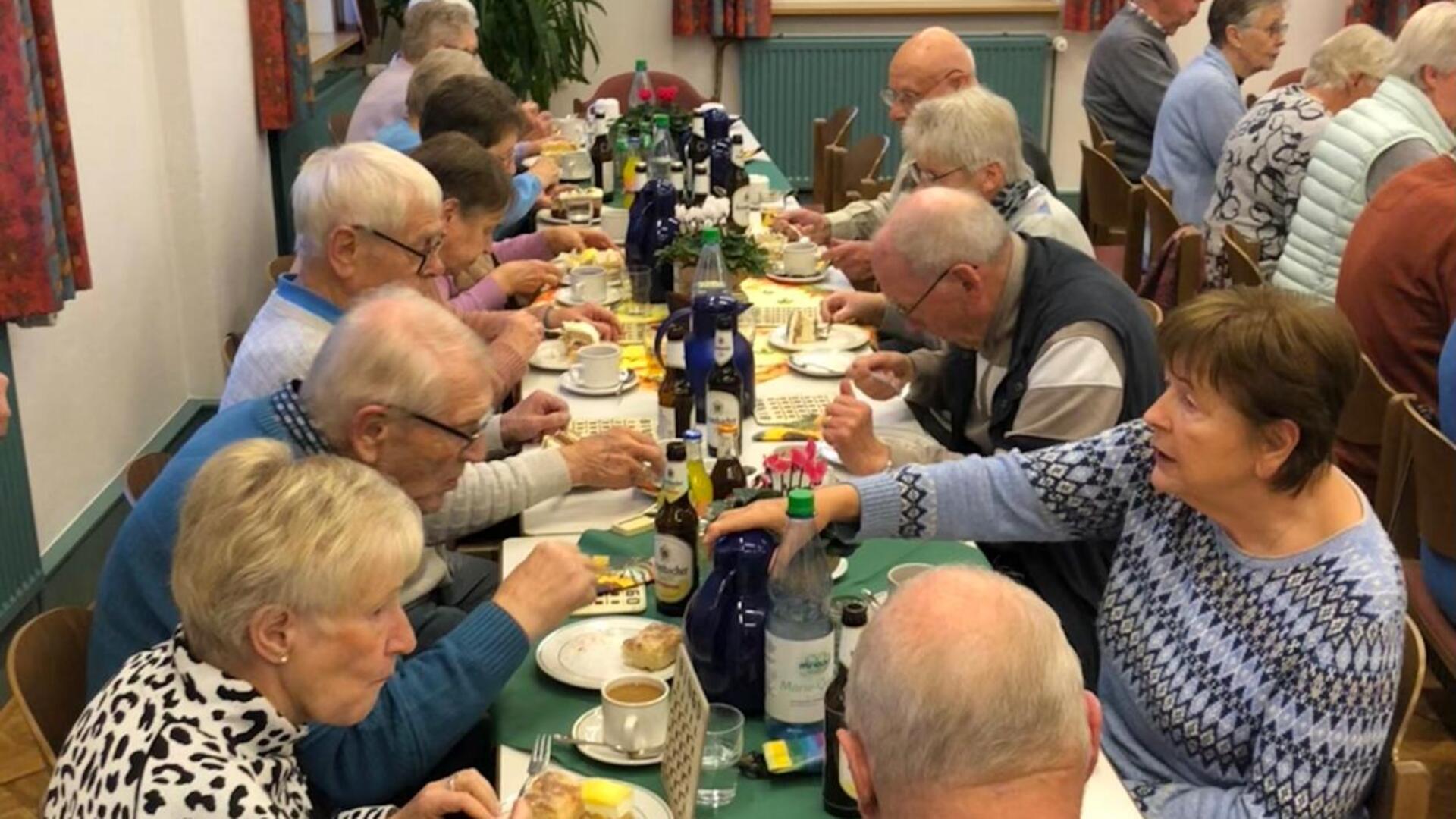 Zahlreiche ältere Beverner und Plönjeshausener Bürger genossen den Nachmittag im Gemeindehaus.