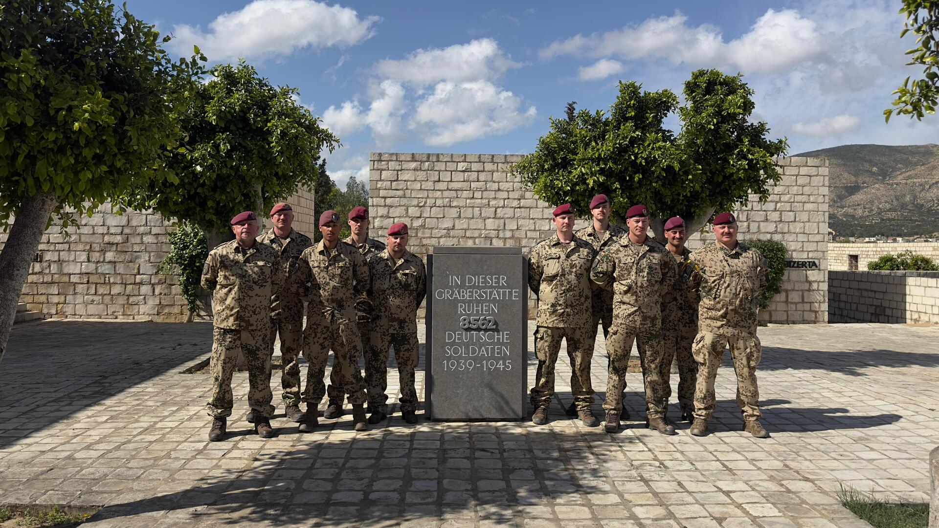 Soldaten der Bundeswehr aus Seedorf auf der deutschen Kriegsgräberstätte in Tunesien.